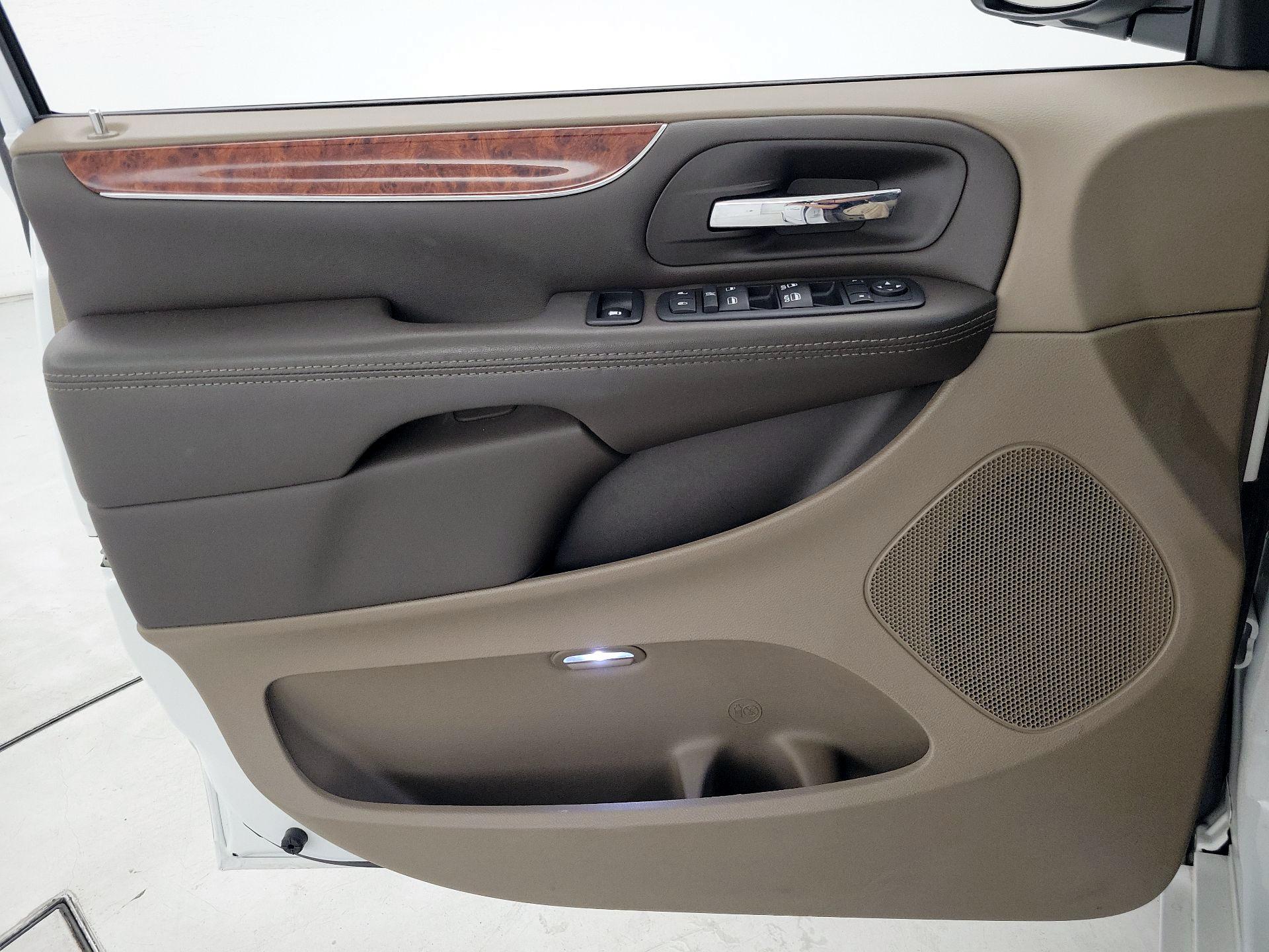 Thumbnail: 2016 Chrysler Town & Country - 12