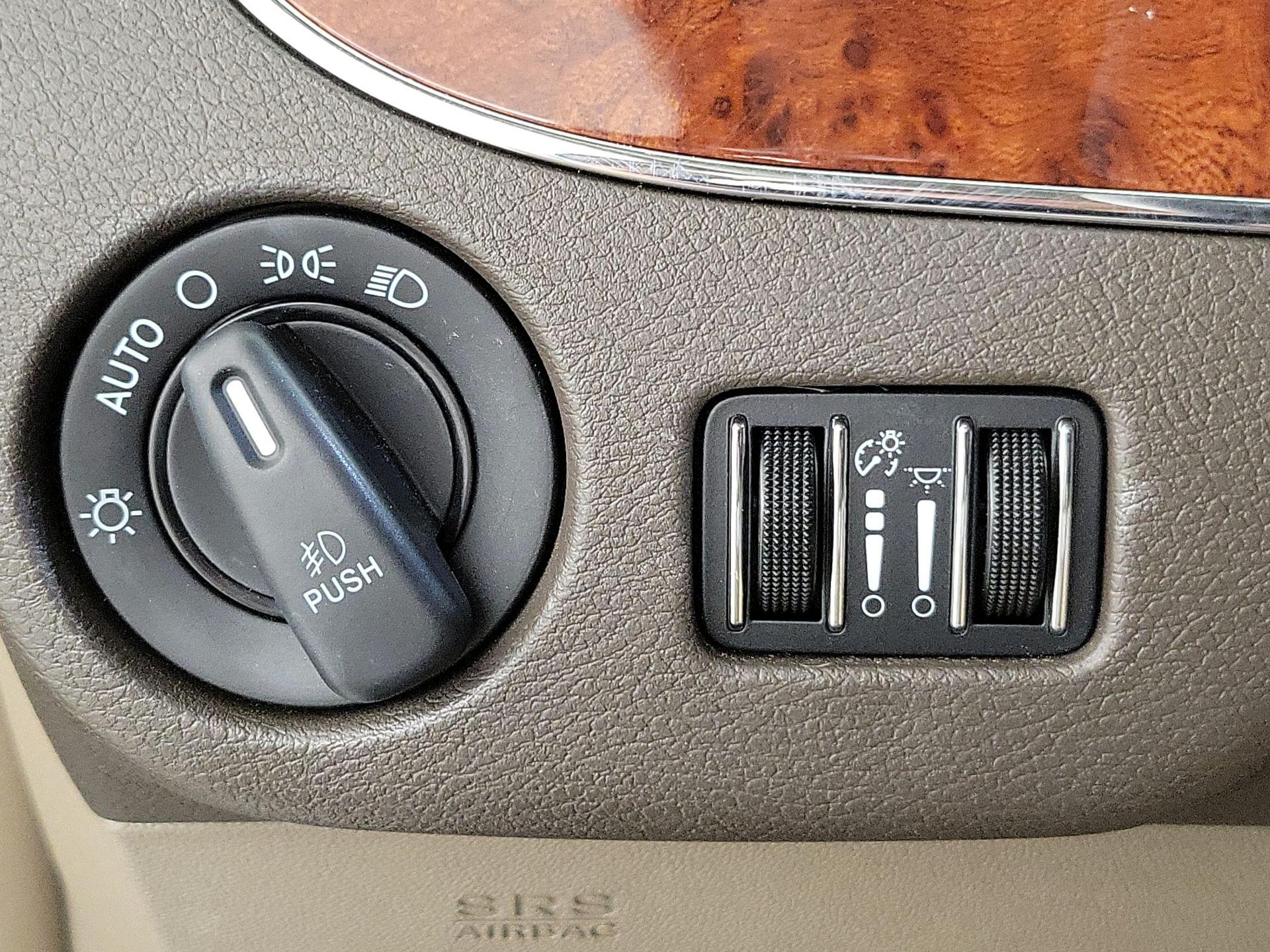 Thumbnail: 2016 Chrysler Town & Country - 13