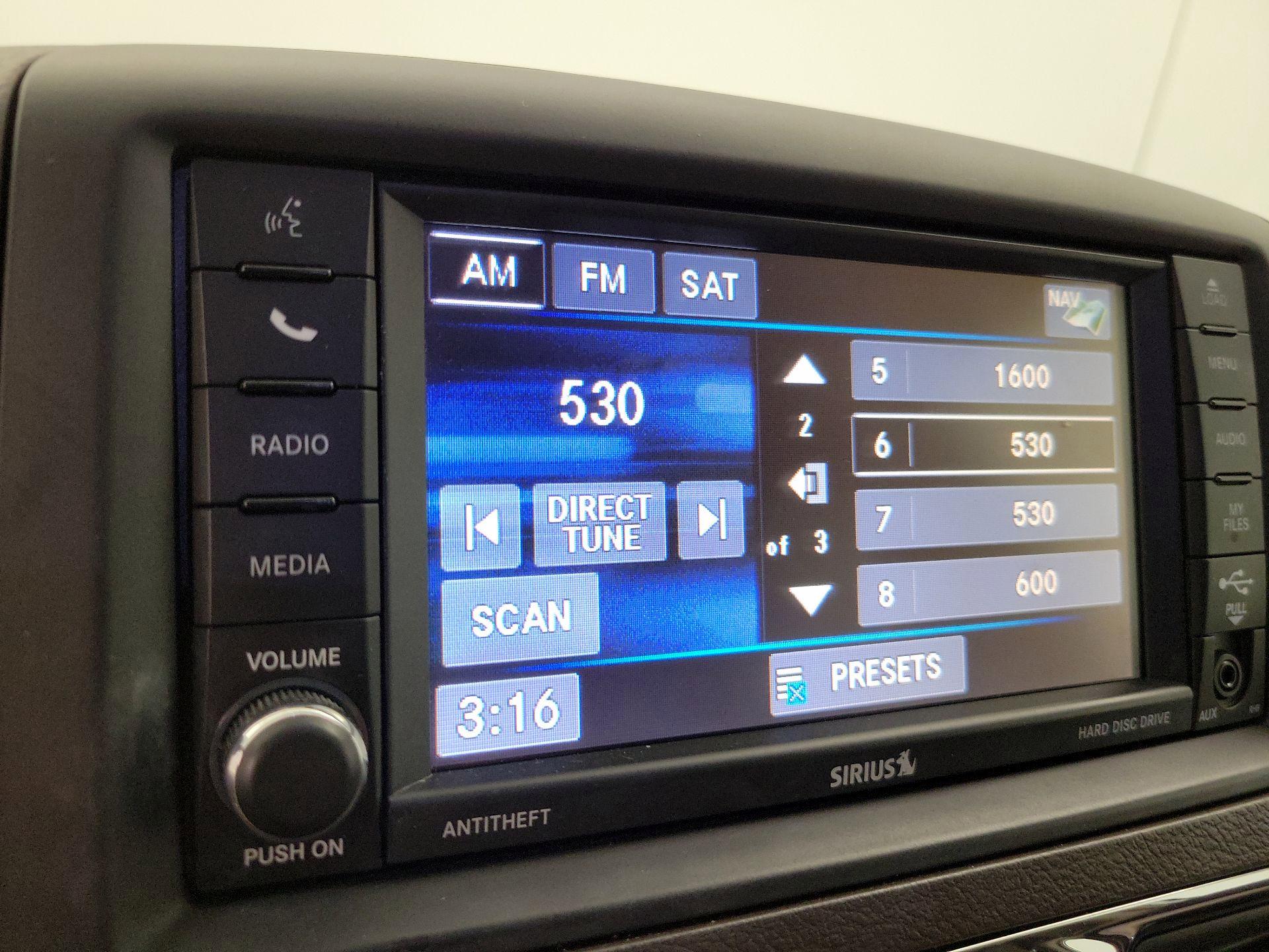 Thumbnail: 2016 Chrysler Town & Country - 15