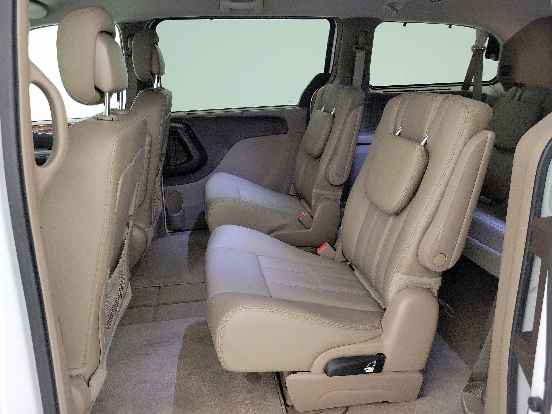 Thumbnail: 2016 Chrysler Town & Country - 18