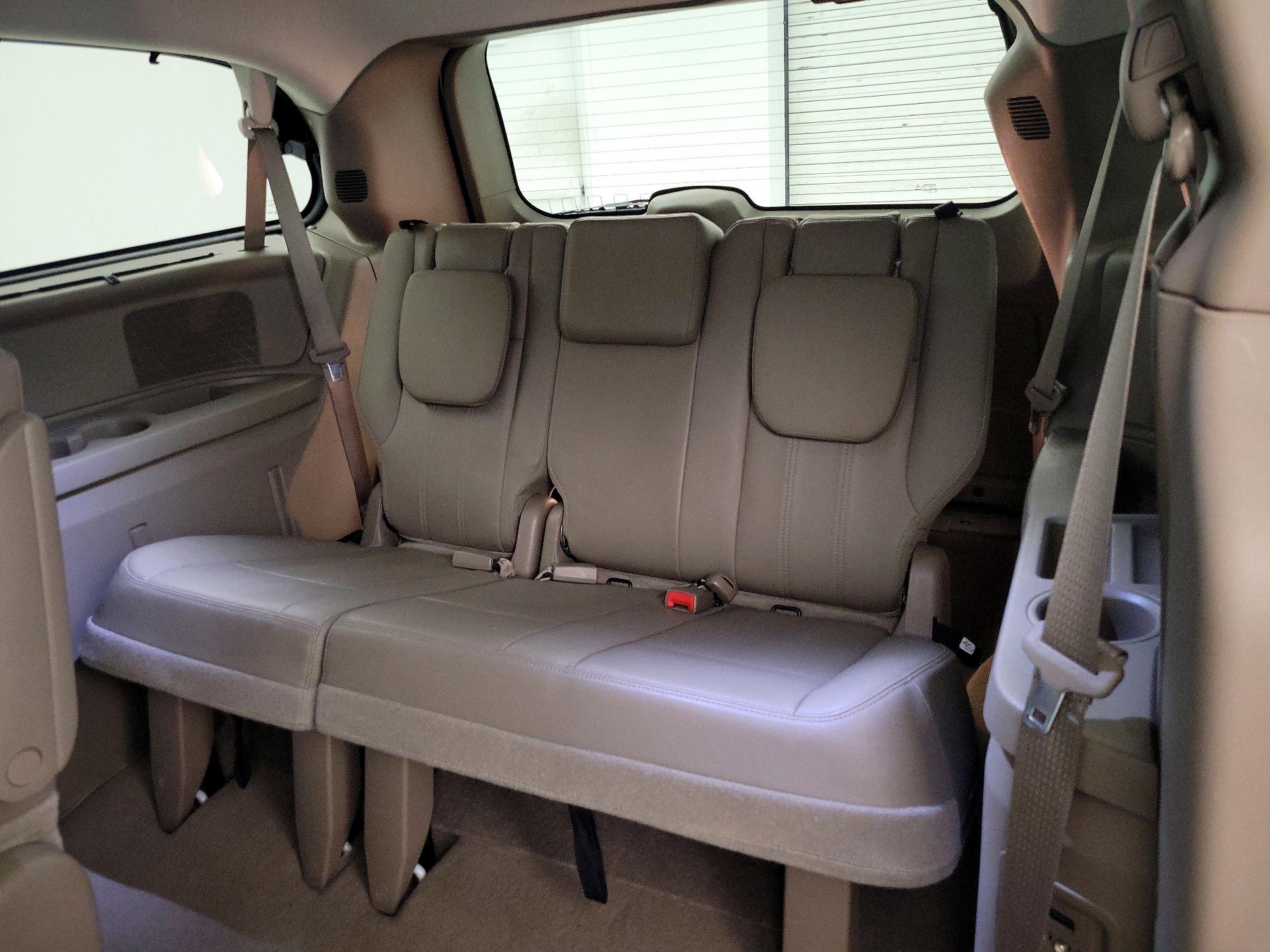 Thumbnail: 2016 Chrysler Town & Country - 19