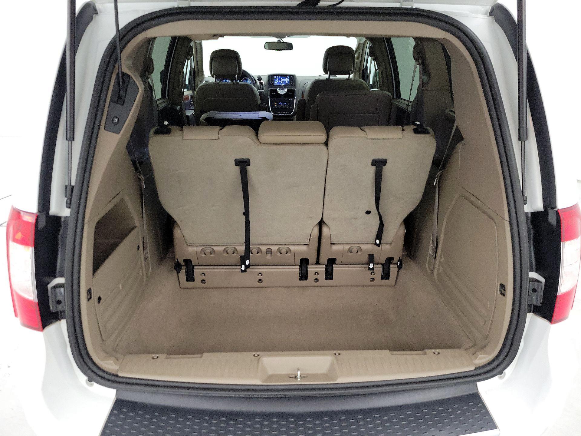 Thumbnail: 2016 Chrysler Town & Country - 20