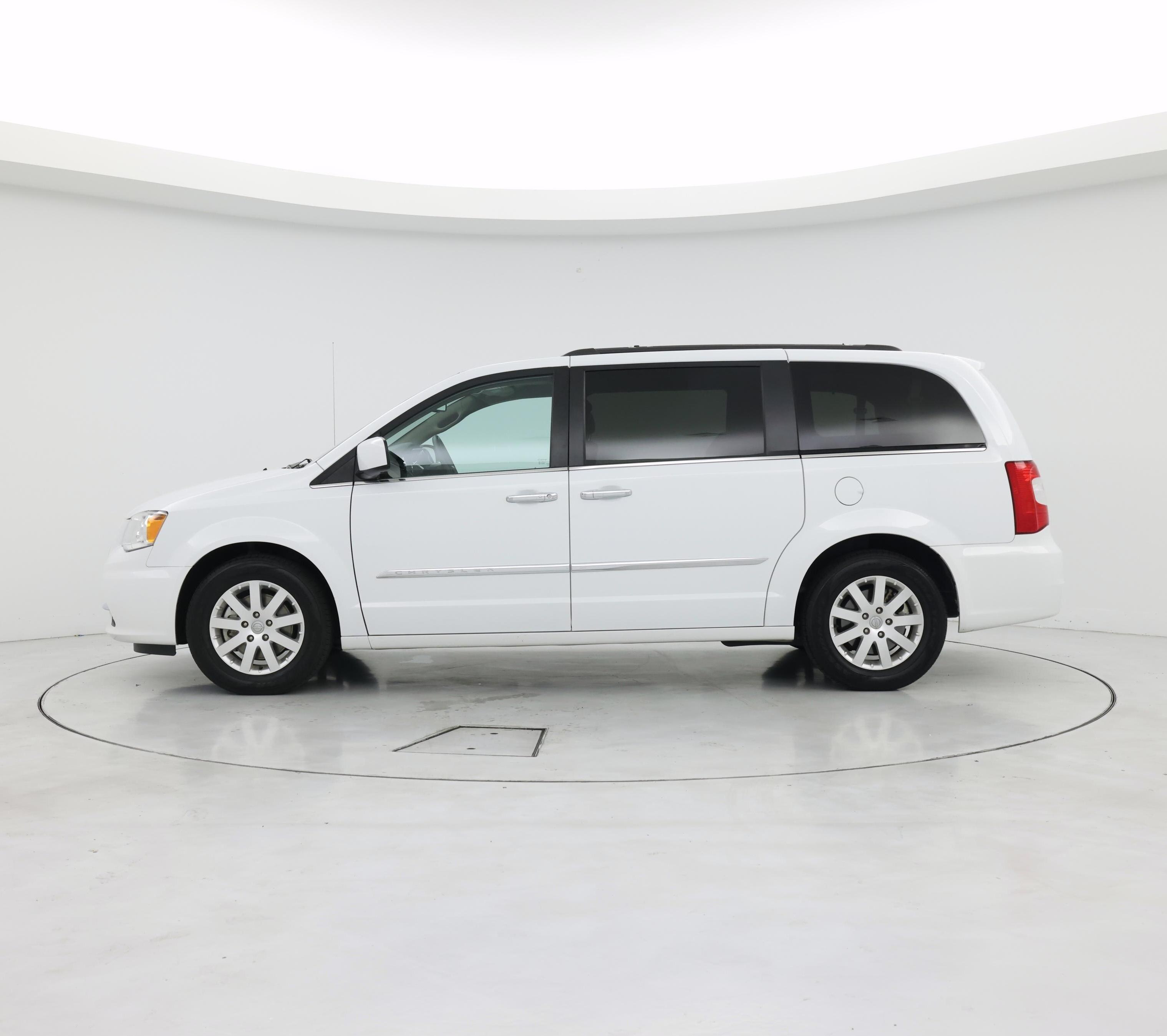 Thumbnail: 2016 Chrysler Town & Country - 3