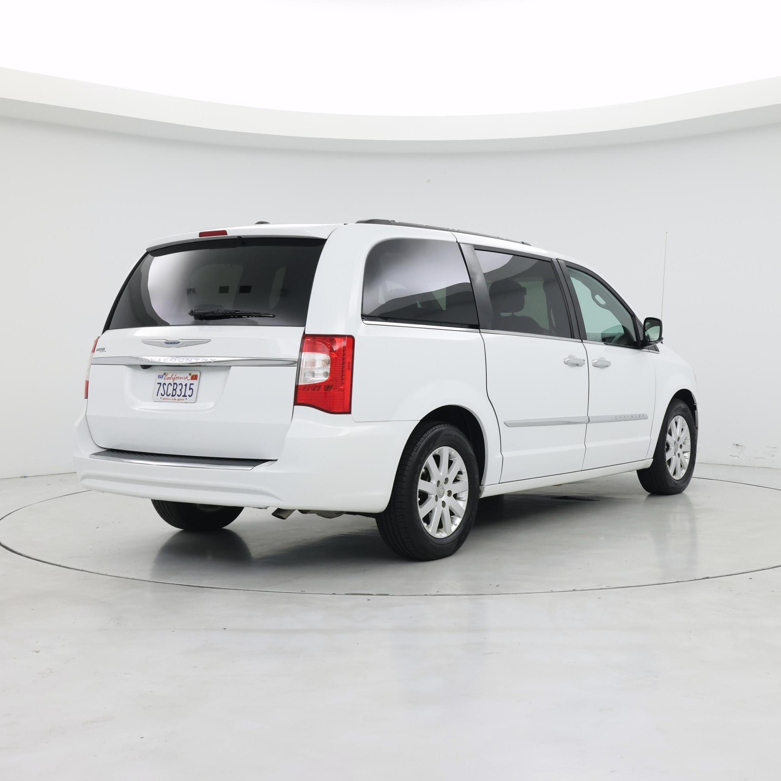 Thumbnail: 2016 Chrysler Town & Country - 8