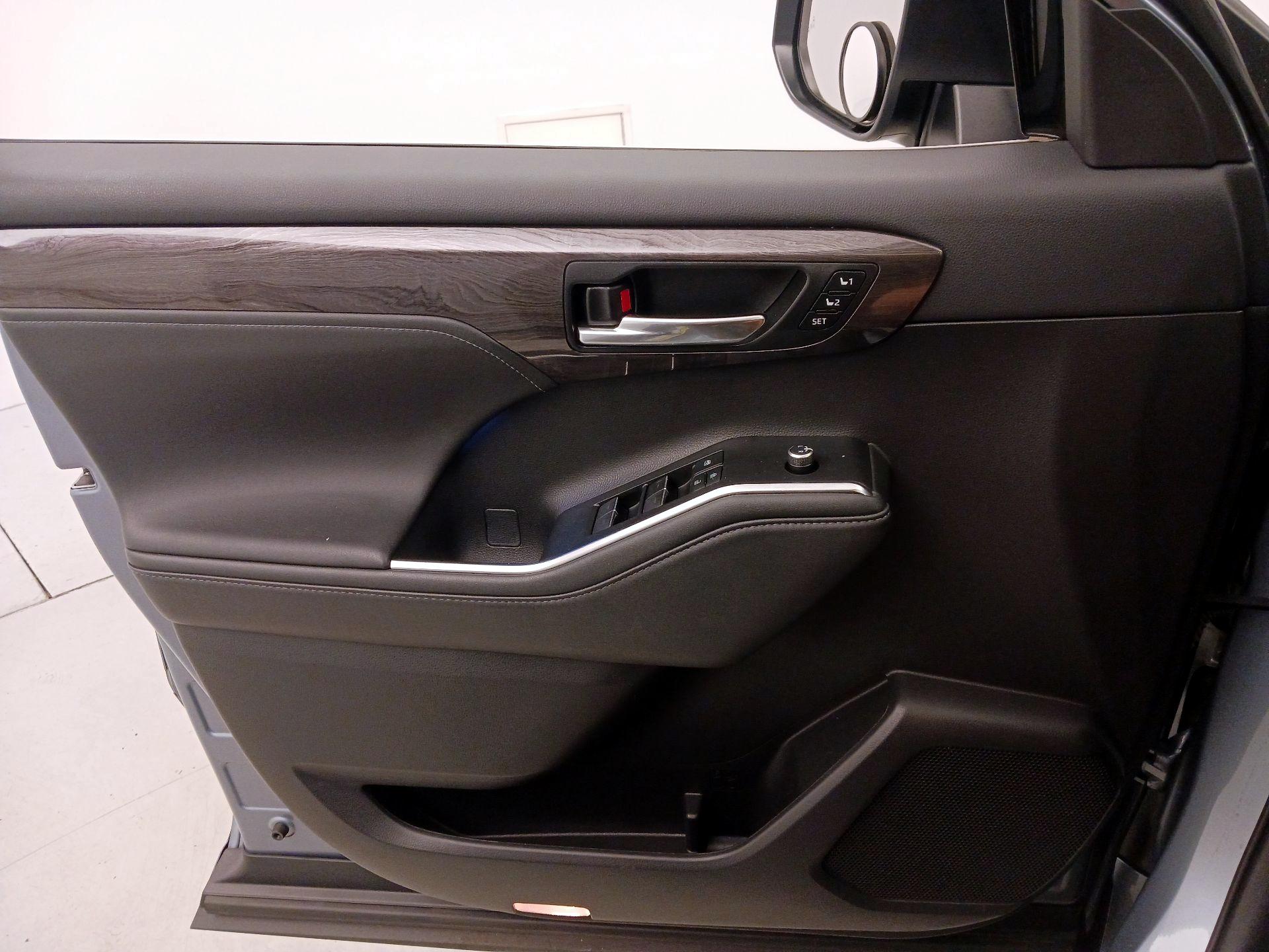 Thumbnail: 2021 Toyota Highlander - 12
