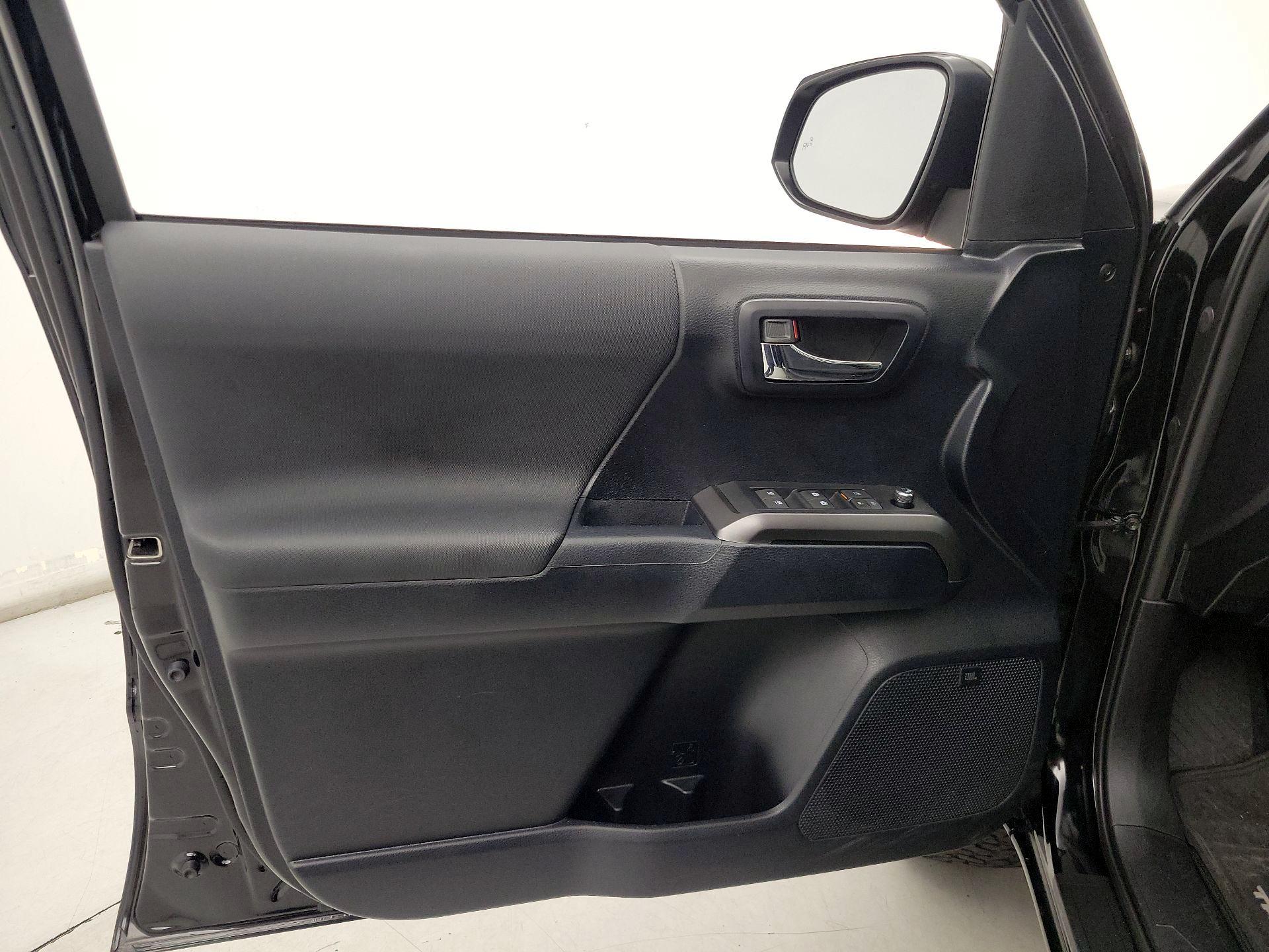 Thumbnail: 2016 Toyota Tacoma - 12