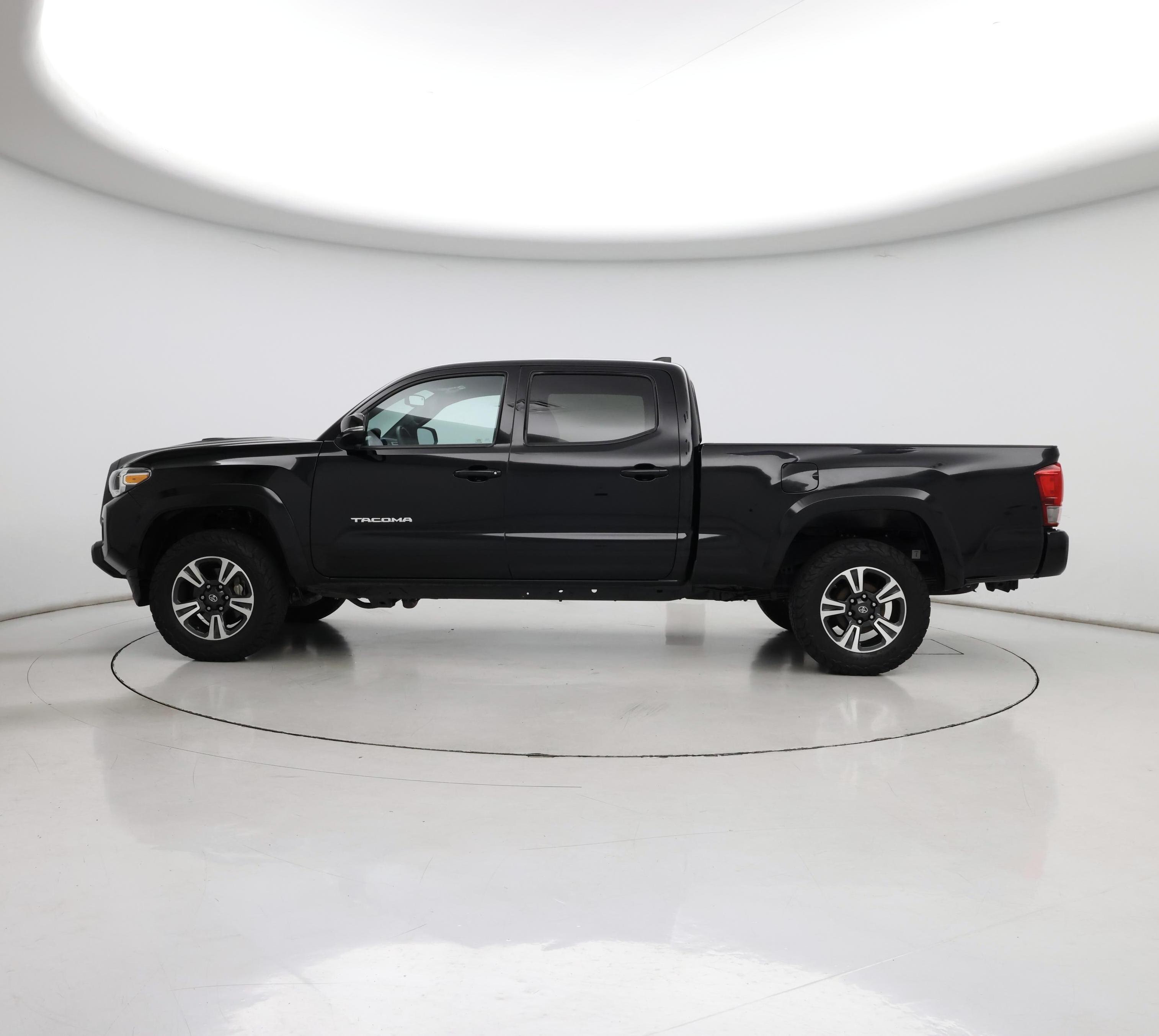 Thumbnail: 2016 Toyota Tacoma - 3