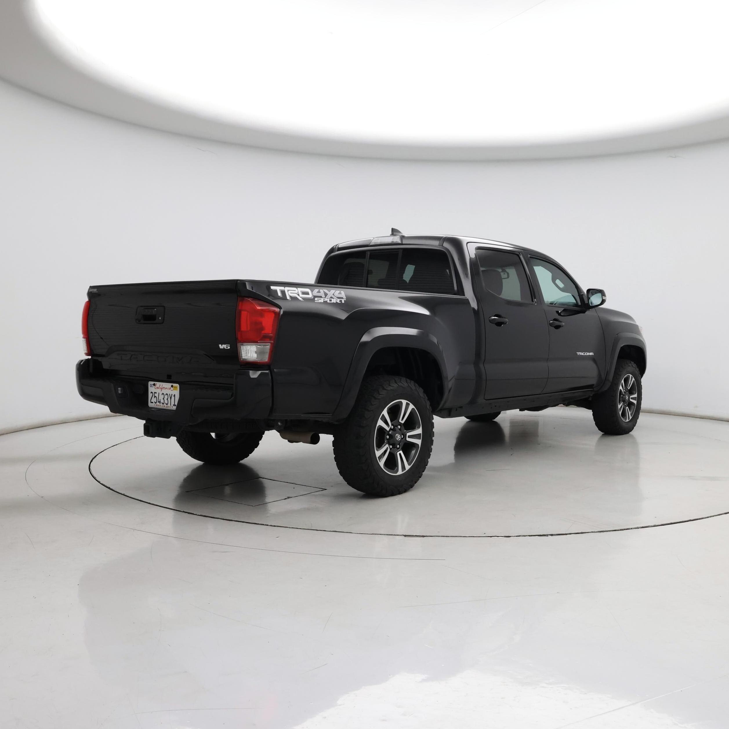 Thumbnail: 2016 Toyota Tacoma - 8