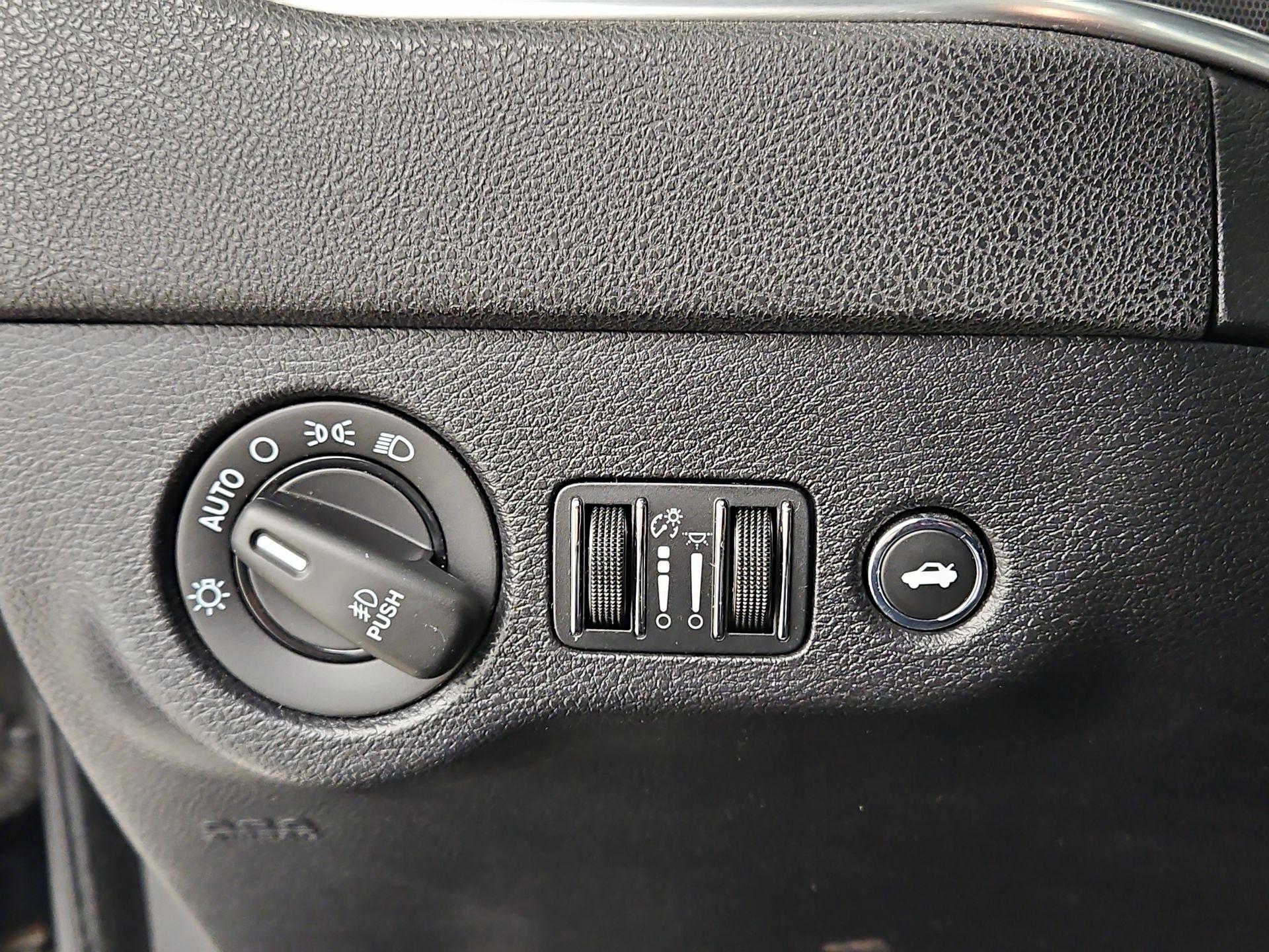 Thumbnail: 2015 Dodge Charger - 13