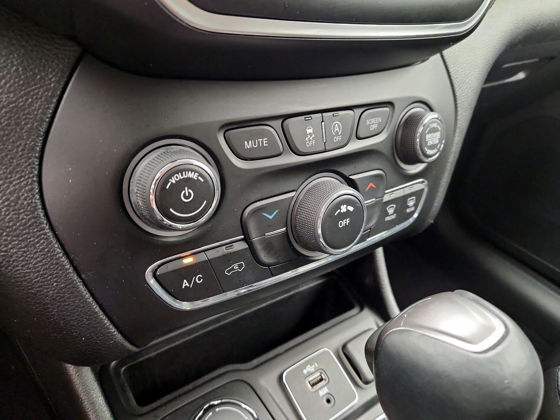 Thumbnail: 2020 Jeep Cherokee - 16