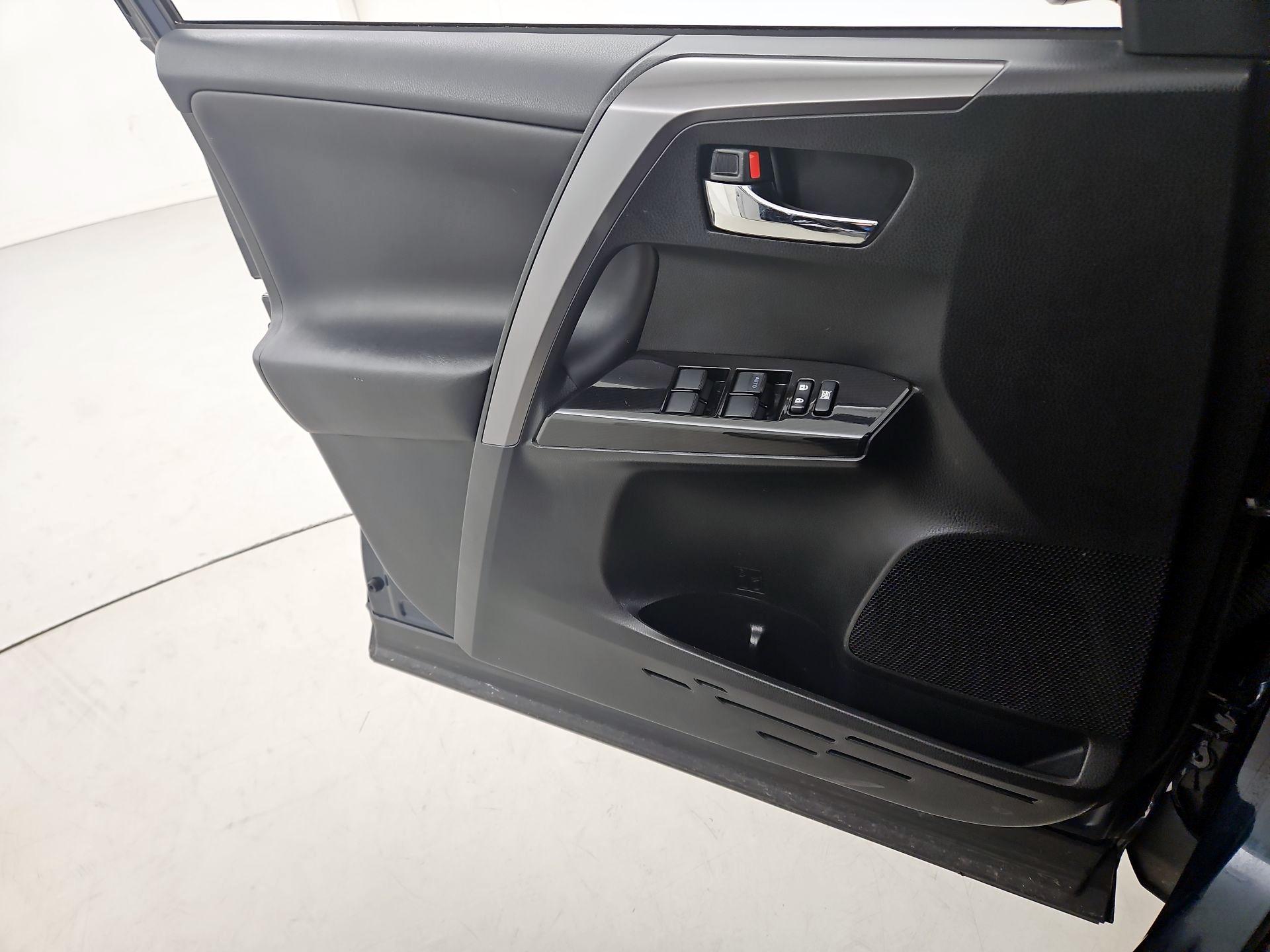 Thumbnail: 2018 Toyota RAV4 - 12