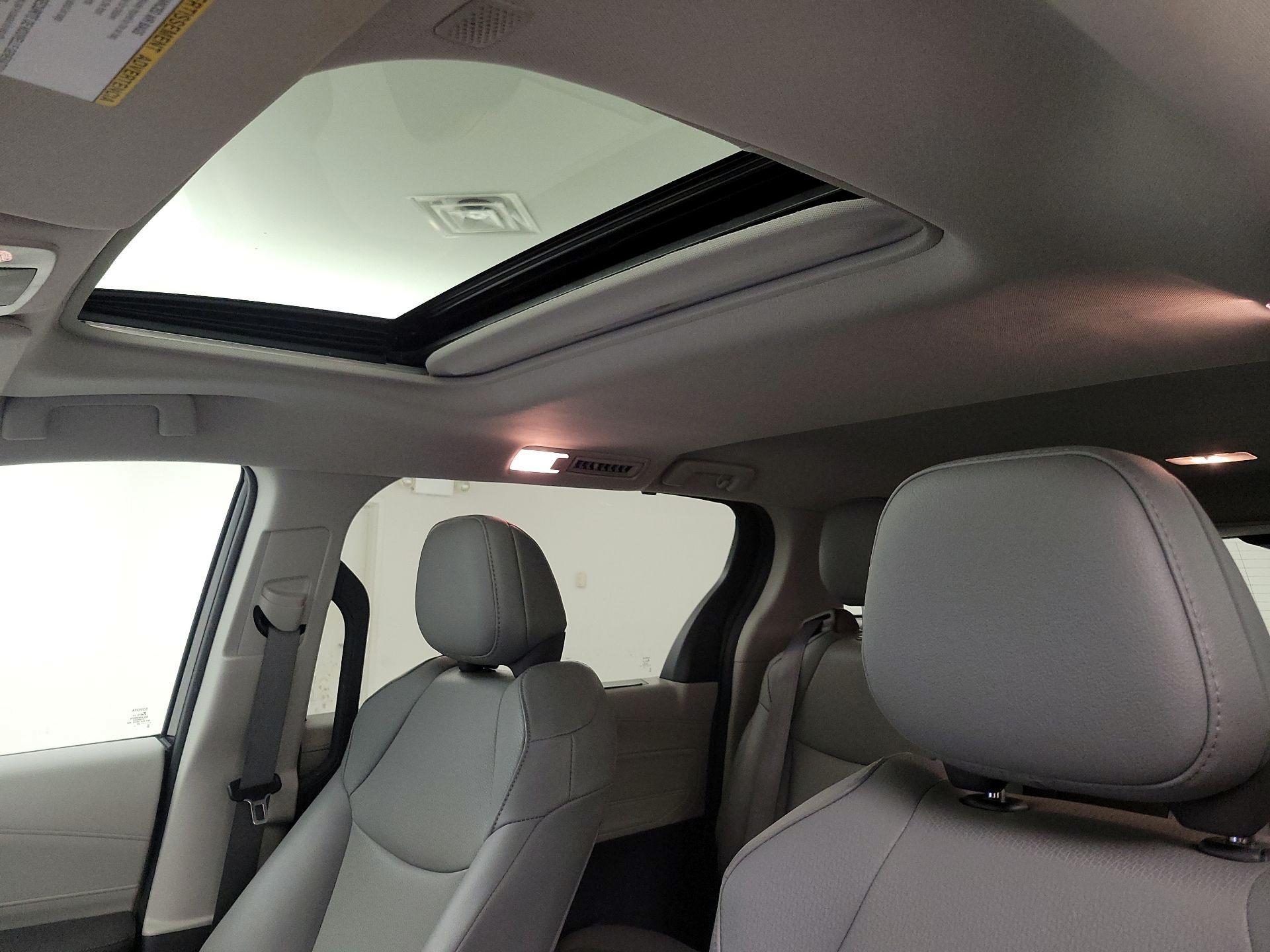 Thumbnail: 2022 Toyota Sienna - 18