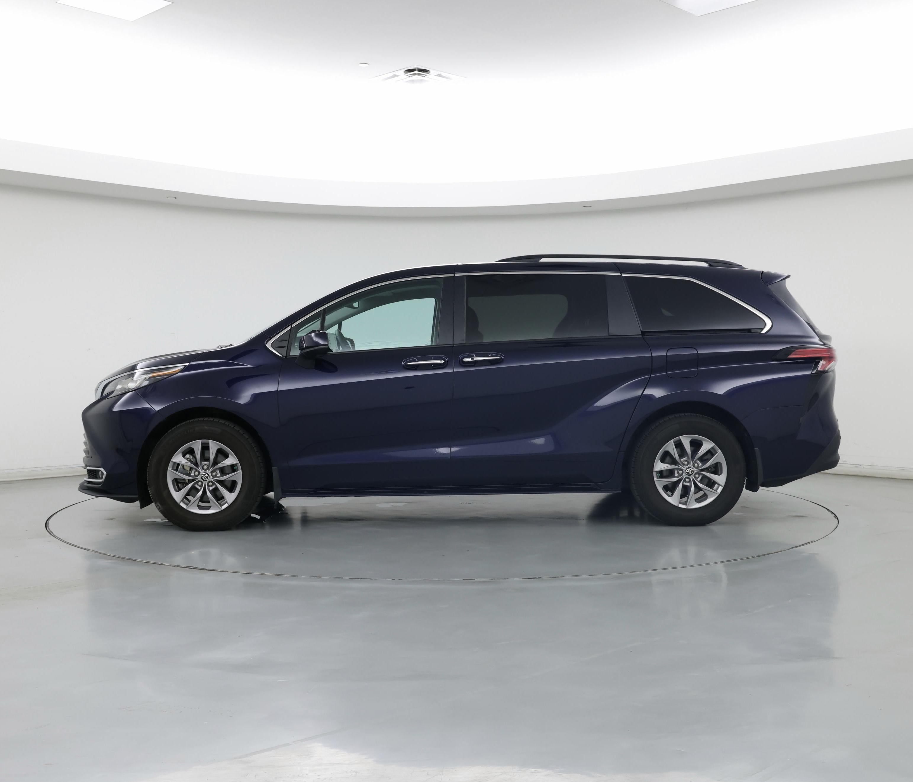 Thumbnail: 2022 Toyota Sienna - 3