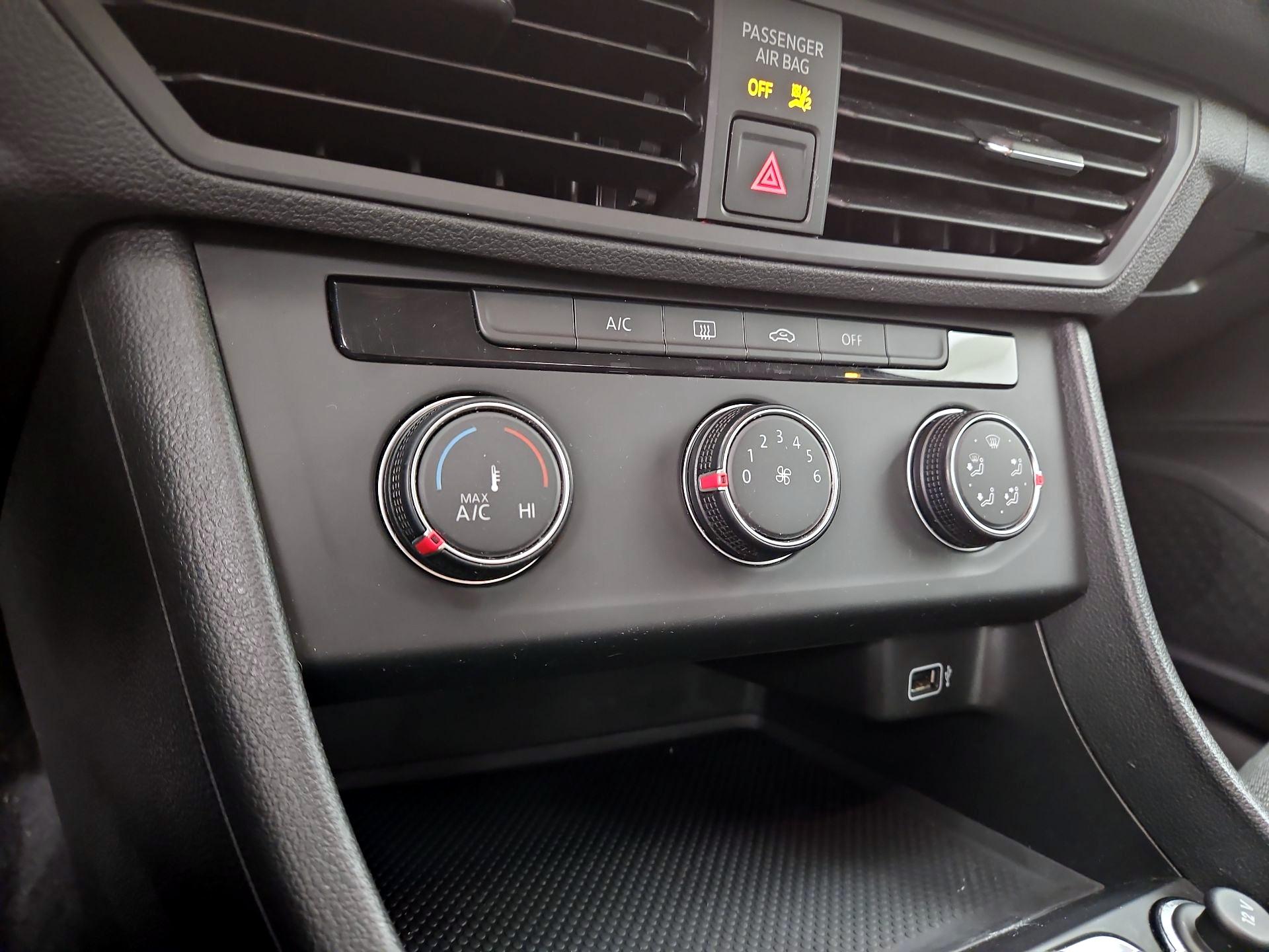 Thumbnail: 2019 Volkswagen Jetta - 16