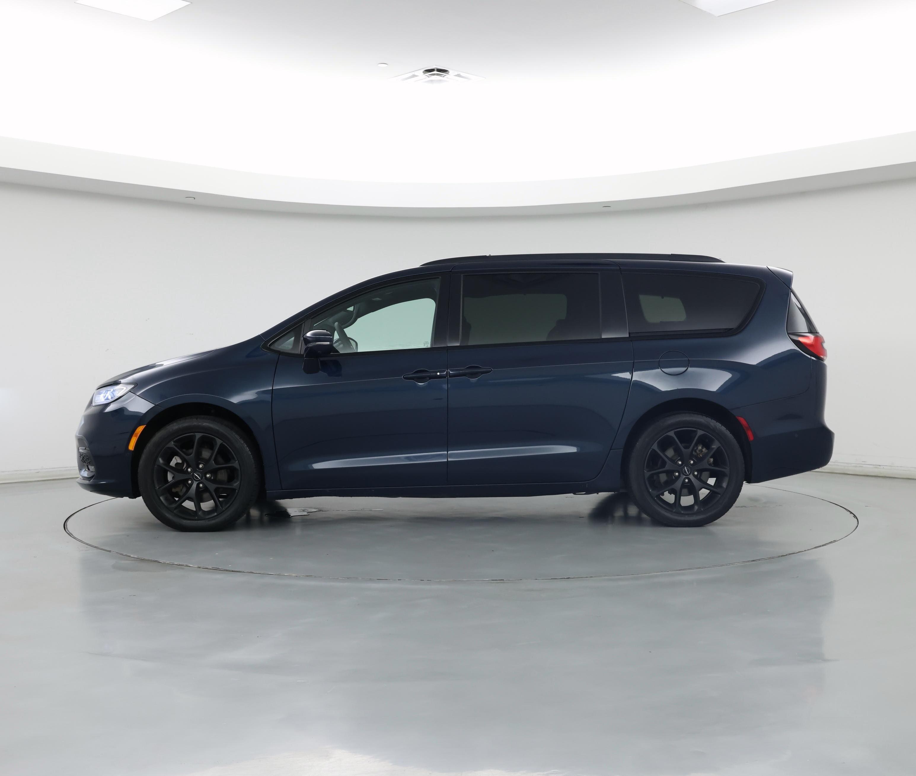 Thumbnail: 2022 Chrysler Pacifica - 3