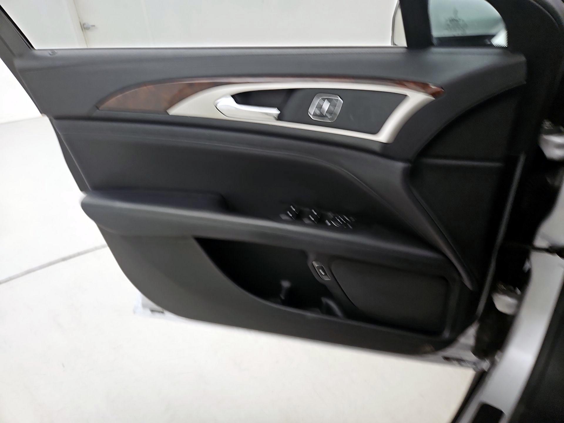 Thumbnail: 2017 Lincoln MKZ - 12