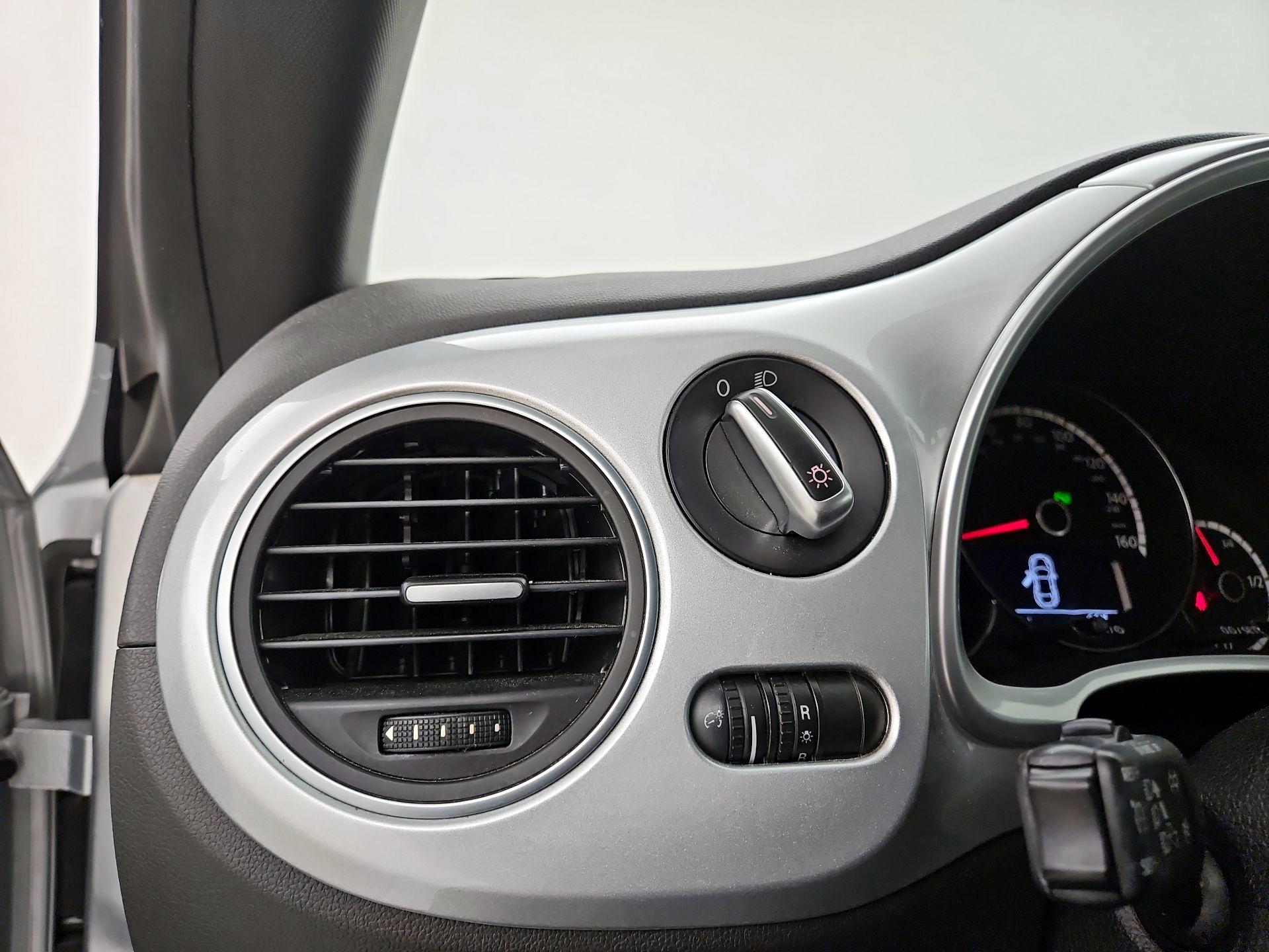 Thumbnail: 2014 Volkswagen Beetle - 13