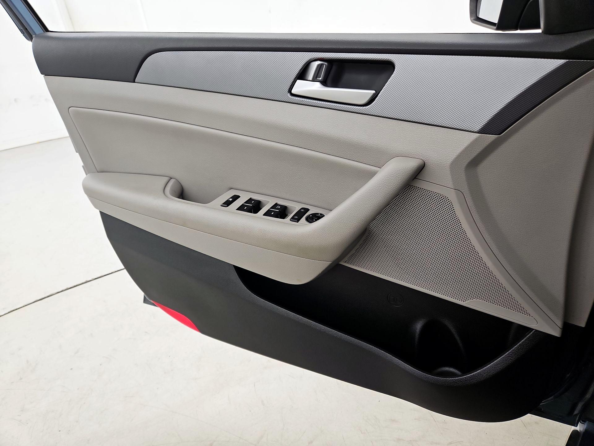 Thumbnail: 2016 Hyundai Sonata - 12