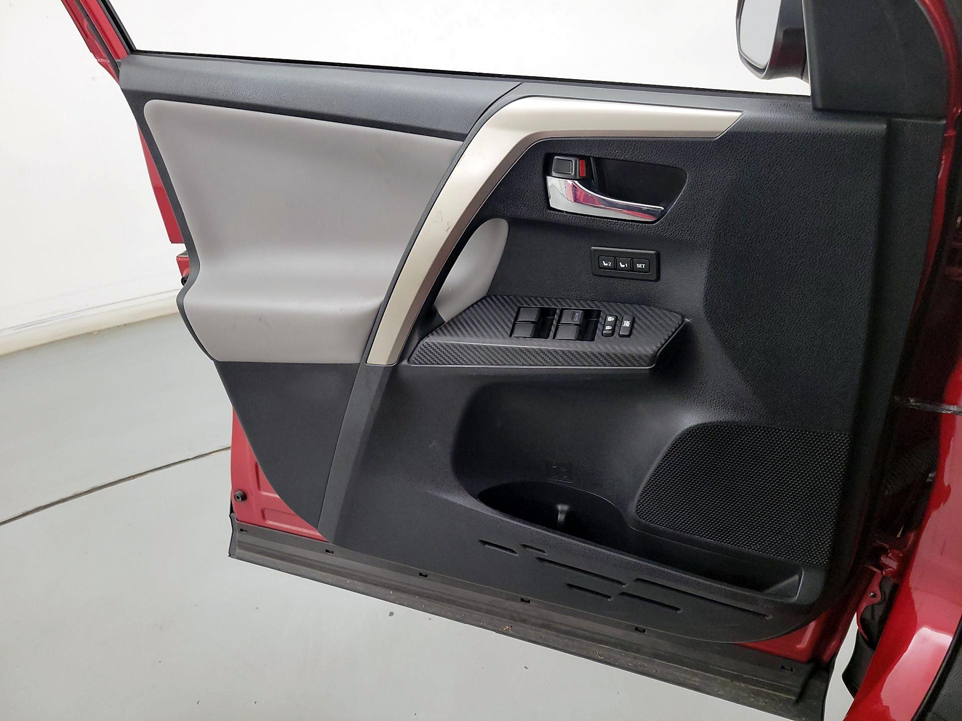 Thumbnail: 2015 Toyota RAV4 - 12