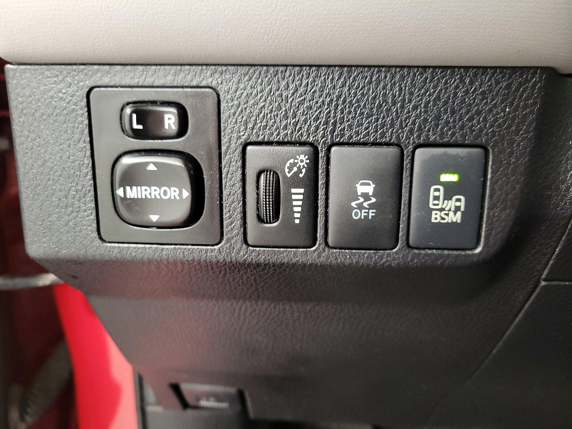Thumbnail: 2015 Toyota RAV4 - 13