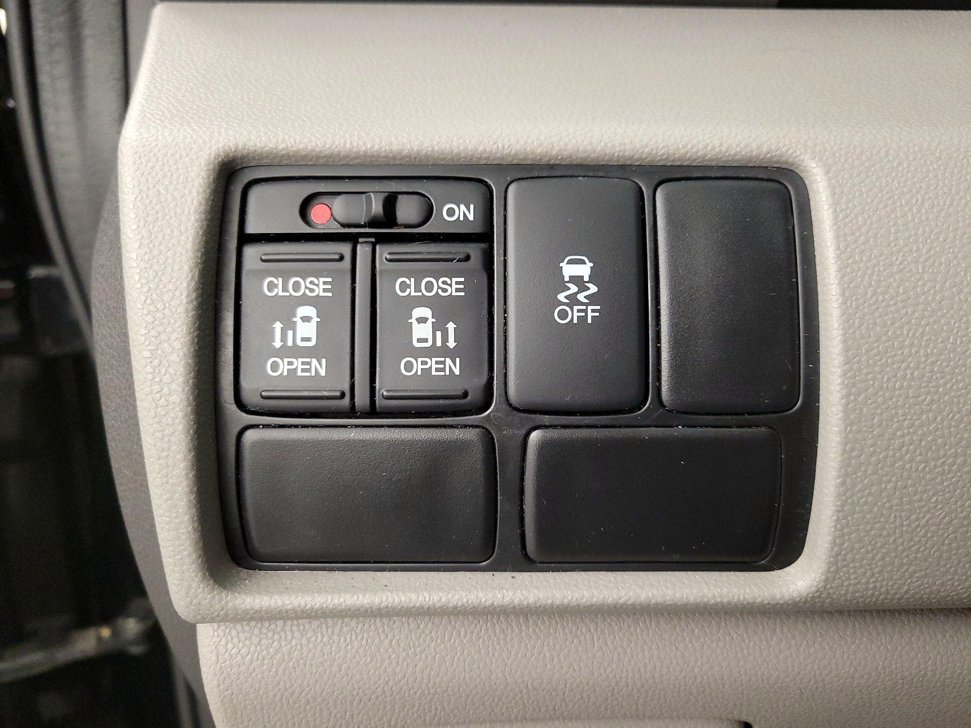 Thumbnail: 2015 Honda Odyssey - 13