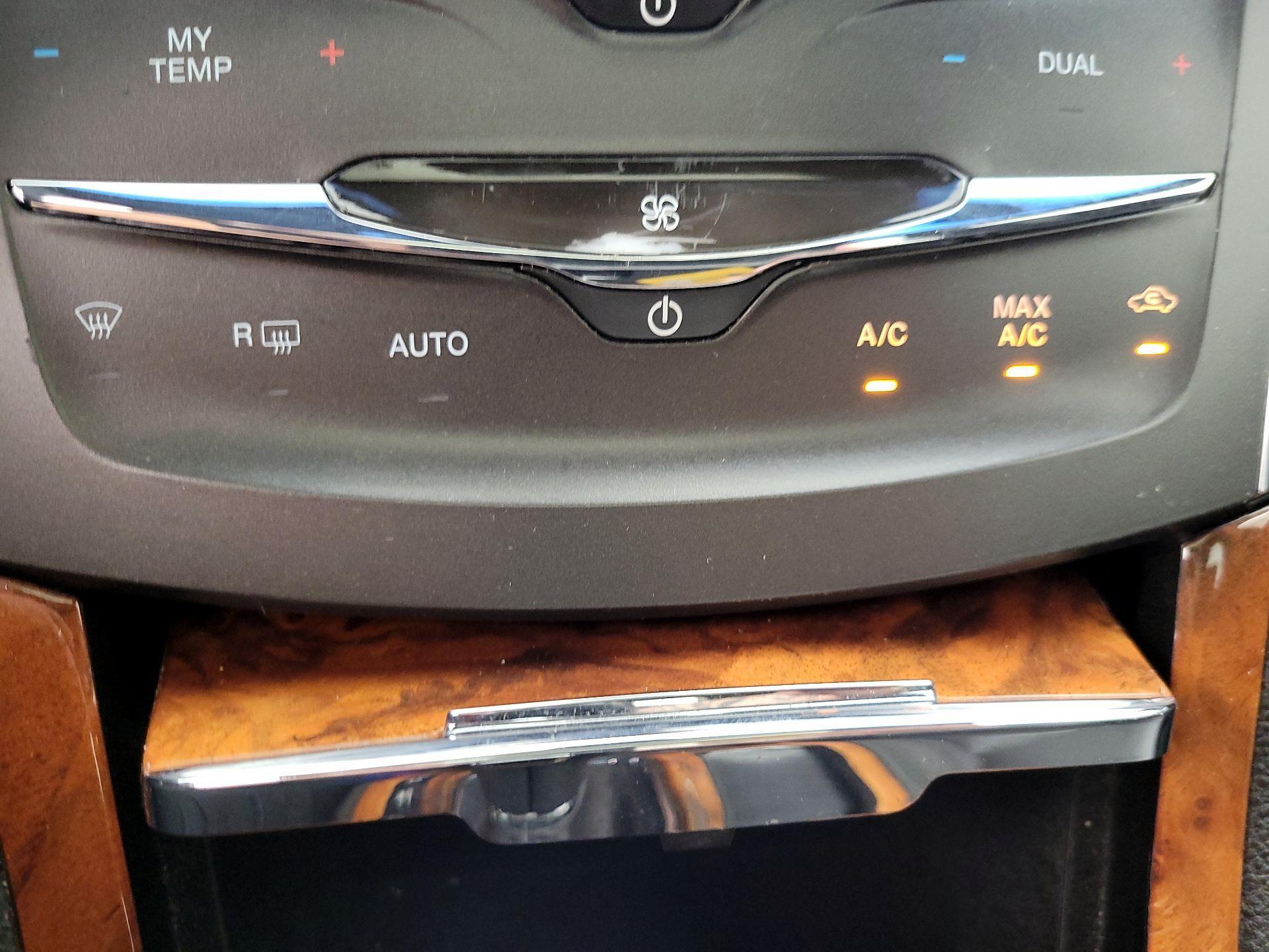 Thumbnail: 2015 Lincoln MKS - 17