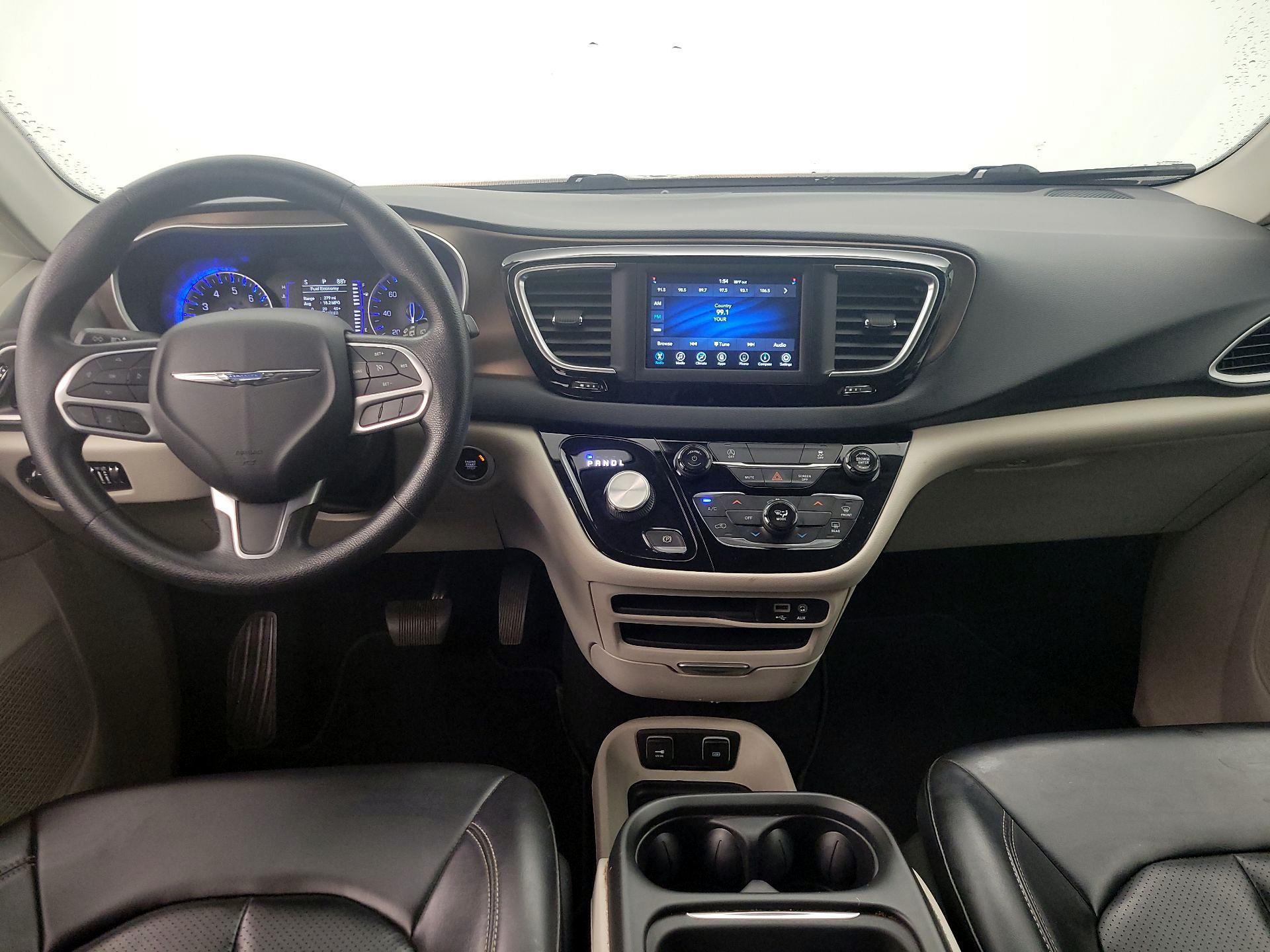 Thumbnail: 2020 Chrysler Voyager - 9
