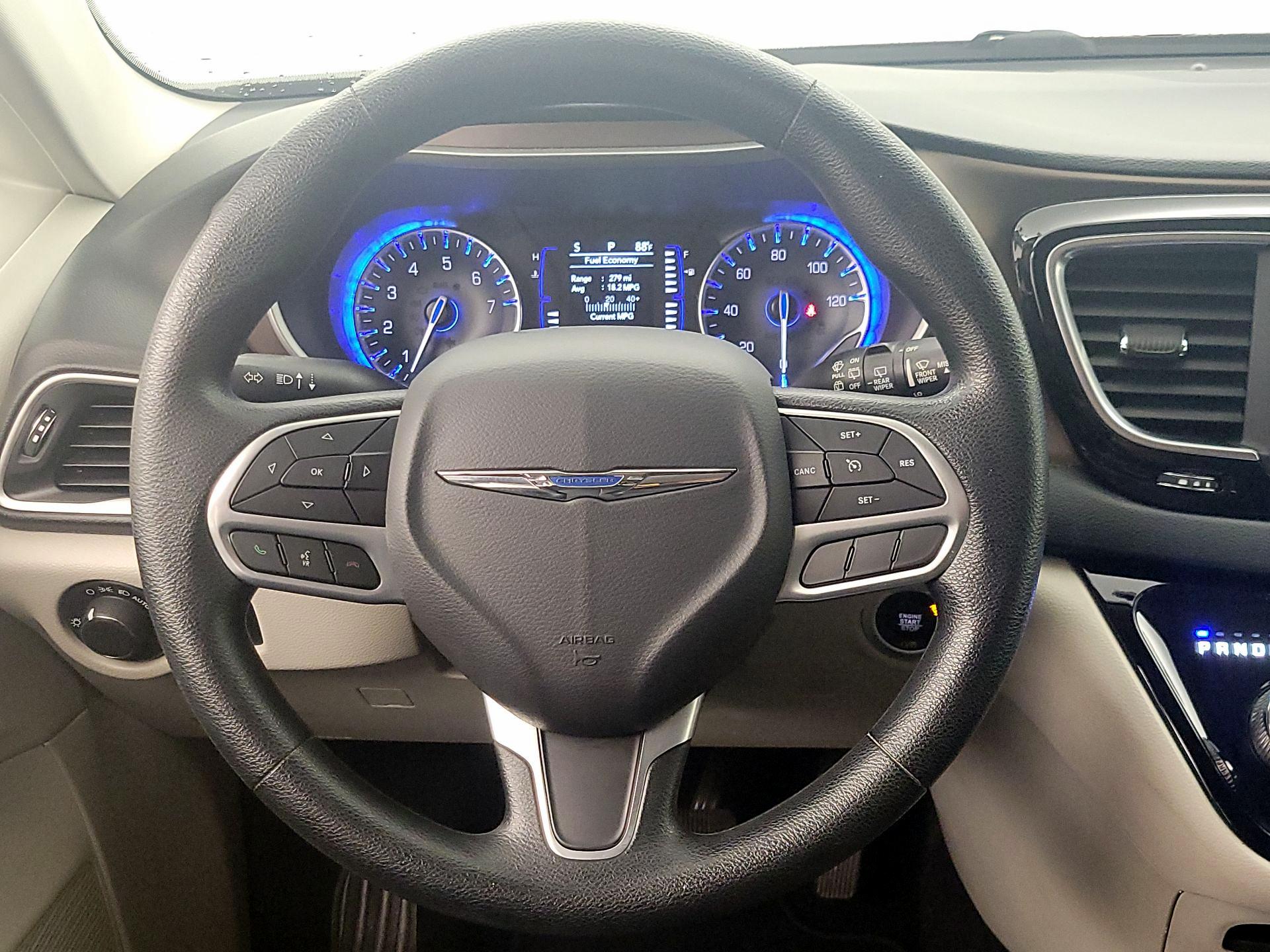 Thumbnail: 2020 Chrysler Voyager - 10