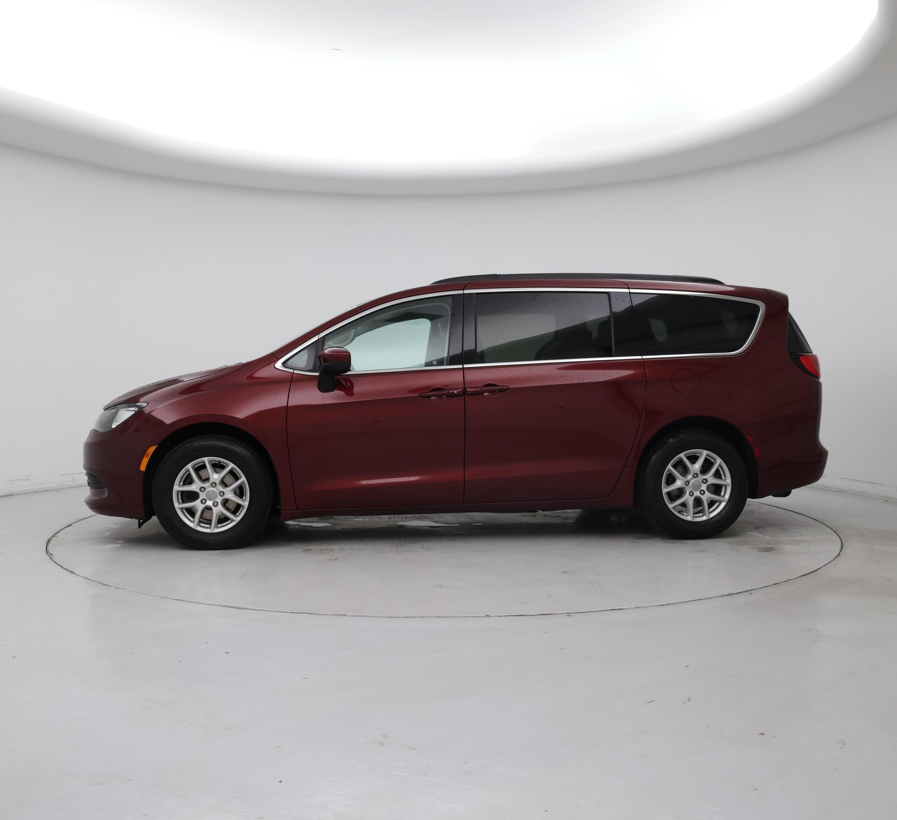 Thumbnail: 2020 Chrysler Voyager - 3