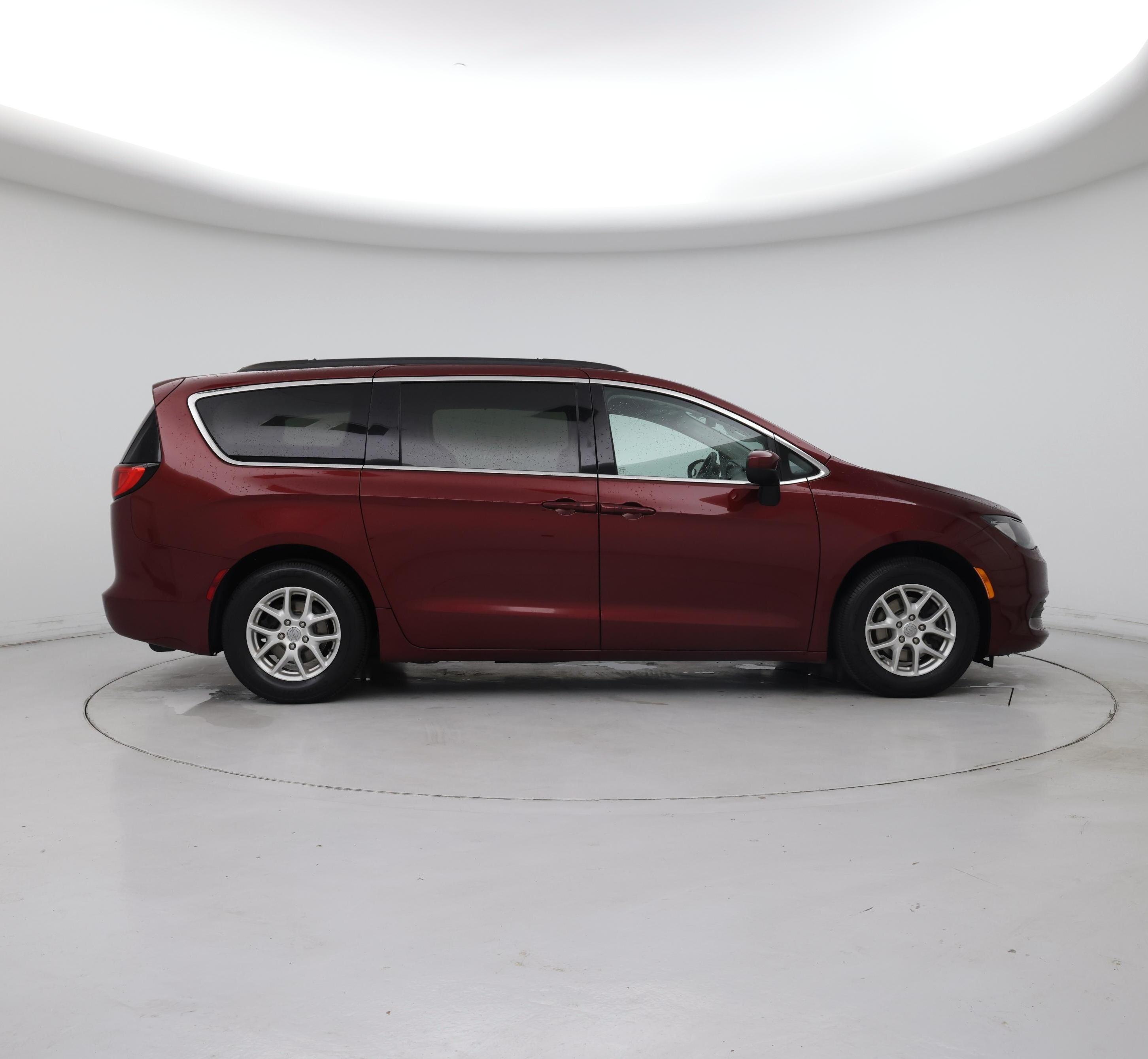 Thumbnail: 2020 Chrysler Voyager - 7