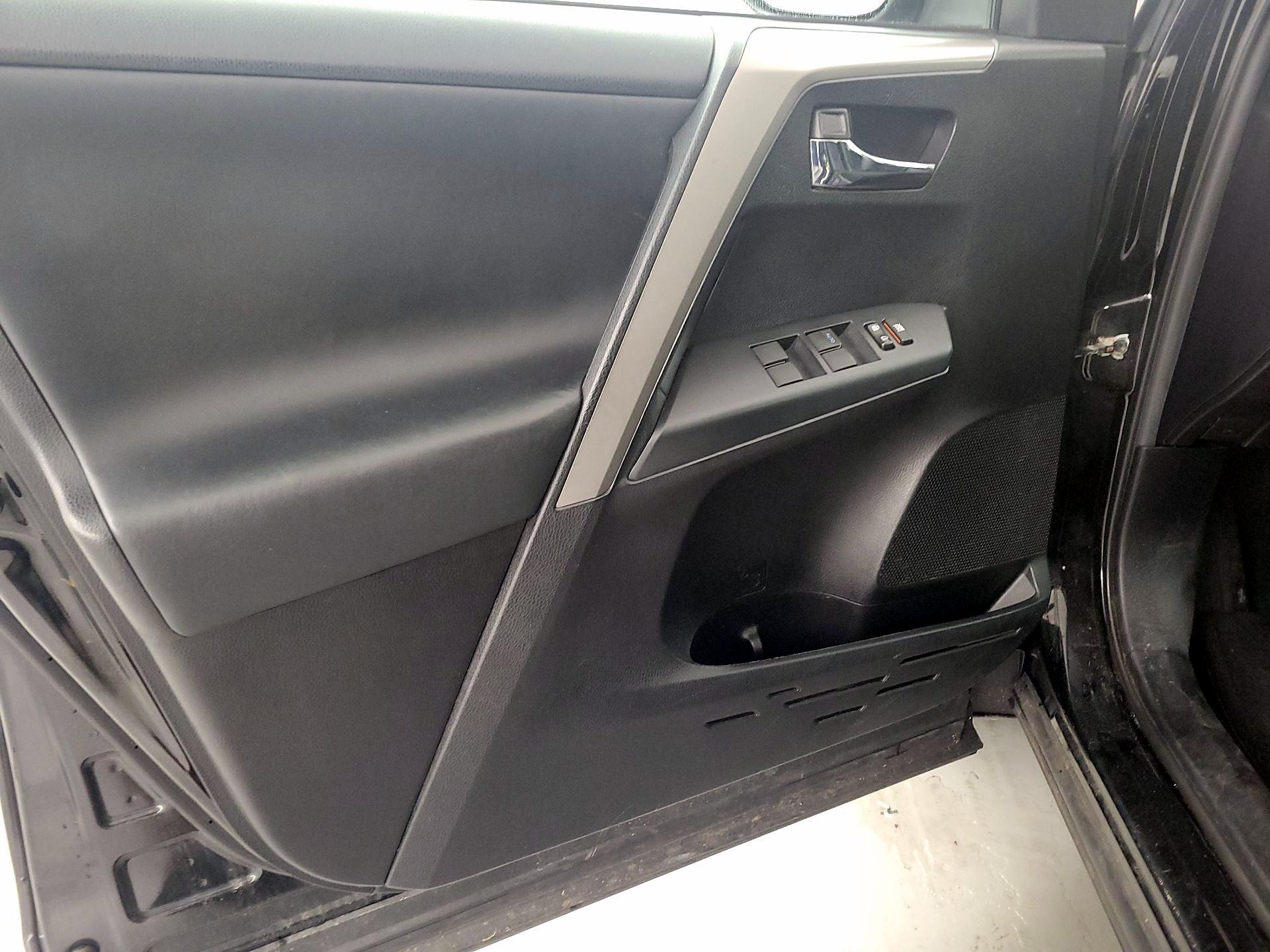 Thumbnail: 2016 Toyota RAV4 - 12