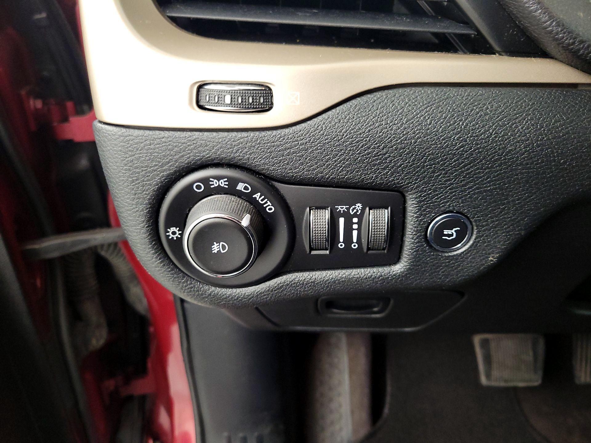 Thumbnail: 2016 Jeep Cherokee - 13