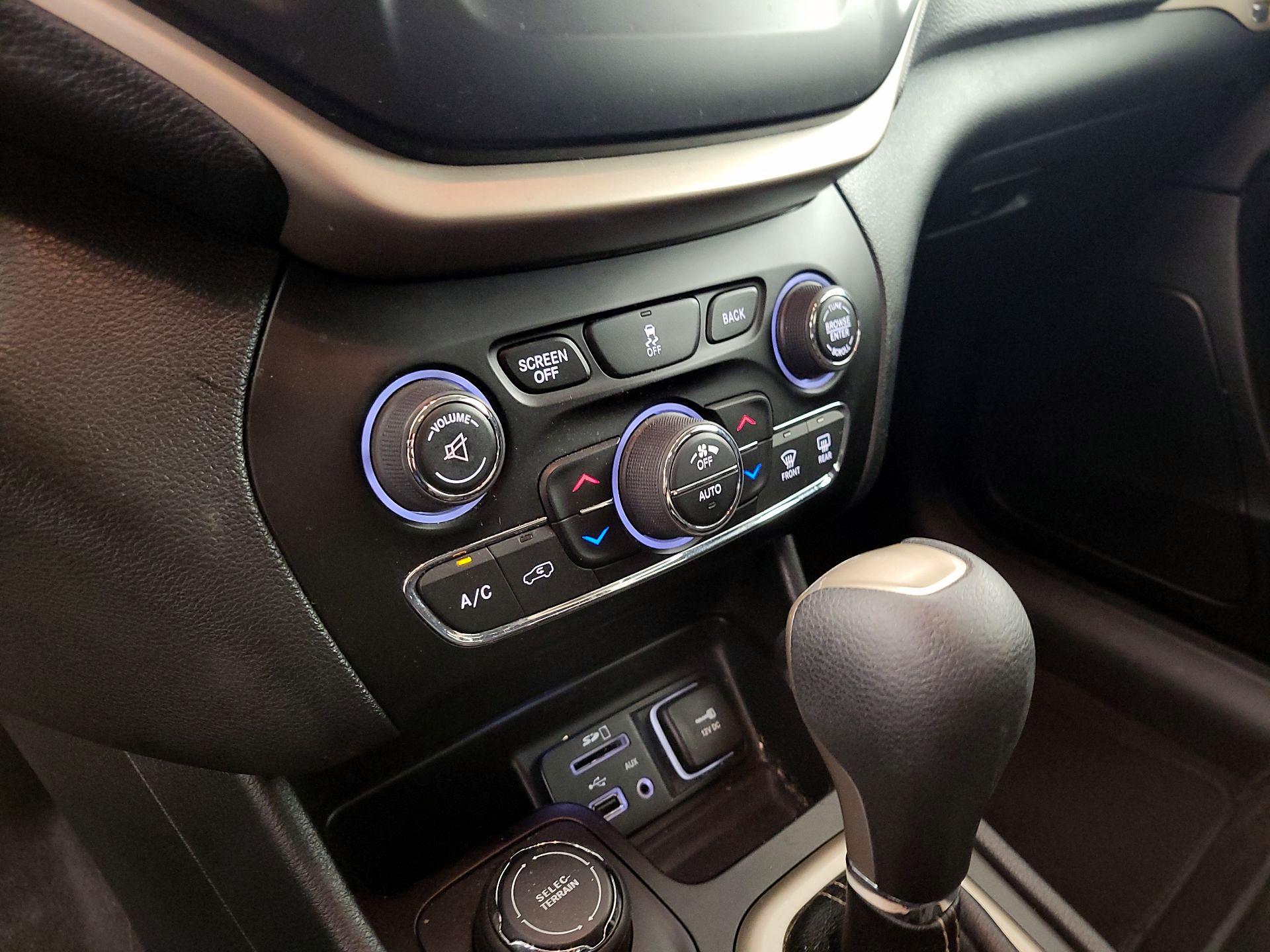 Thumbnail: 2016 Jeep Cherokee - 16