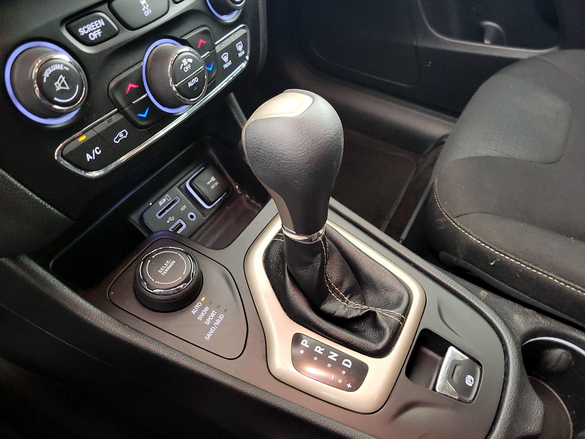 Thumbnail: 2016 Jeep Cherokee - 17