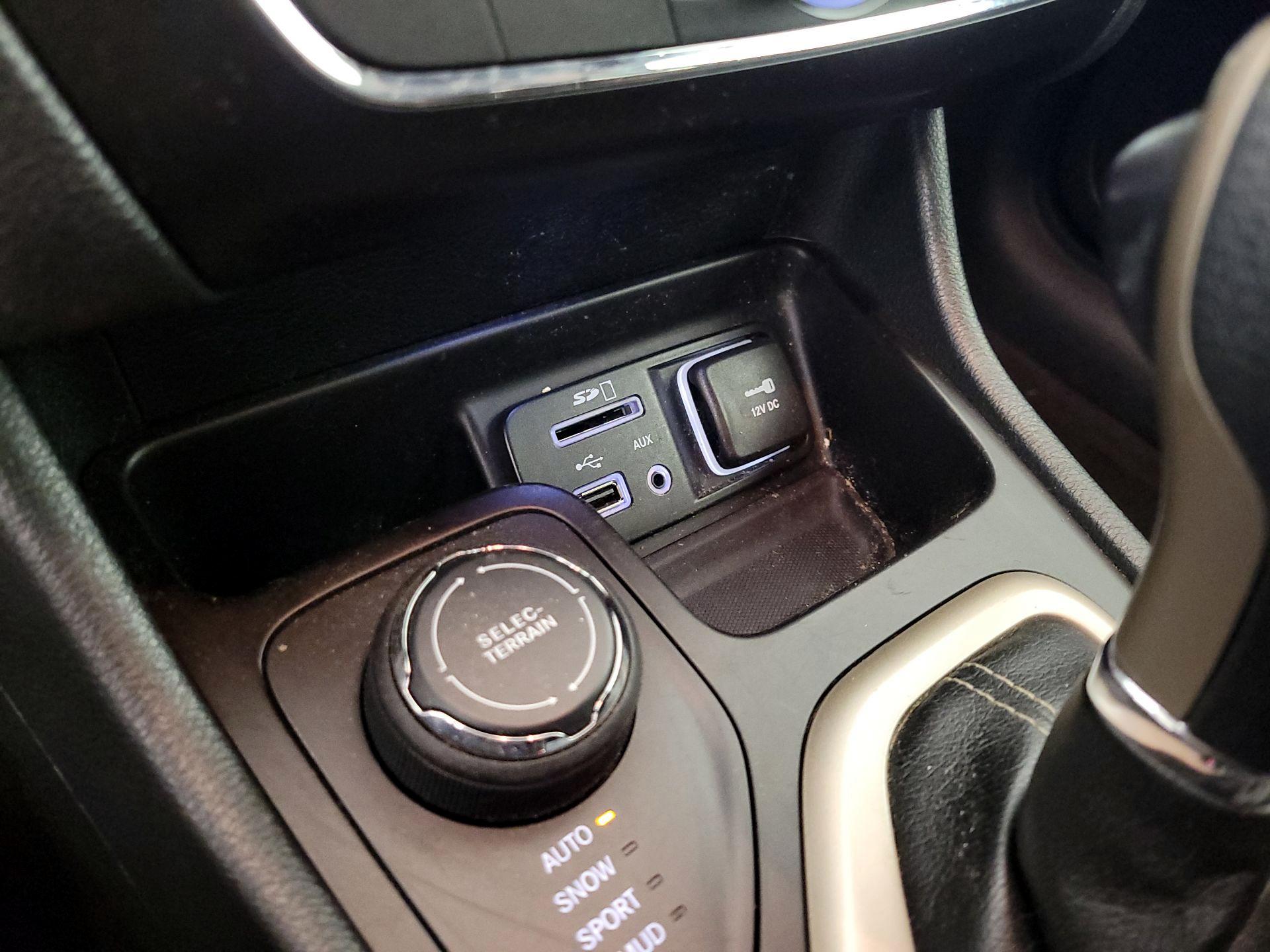 Thumbnail: 2016 Jeep Cherokee - 18