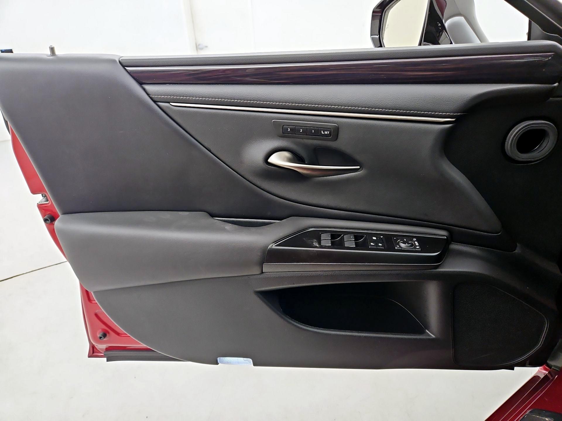 Thumbnail: 2020 Lexus ES - 12