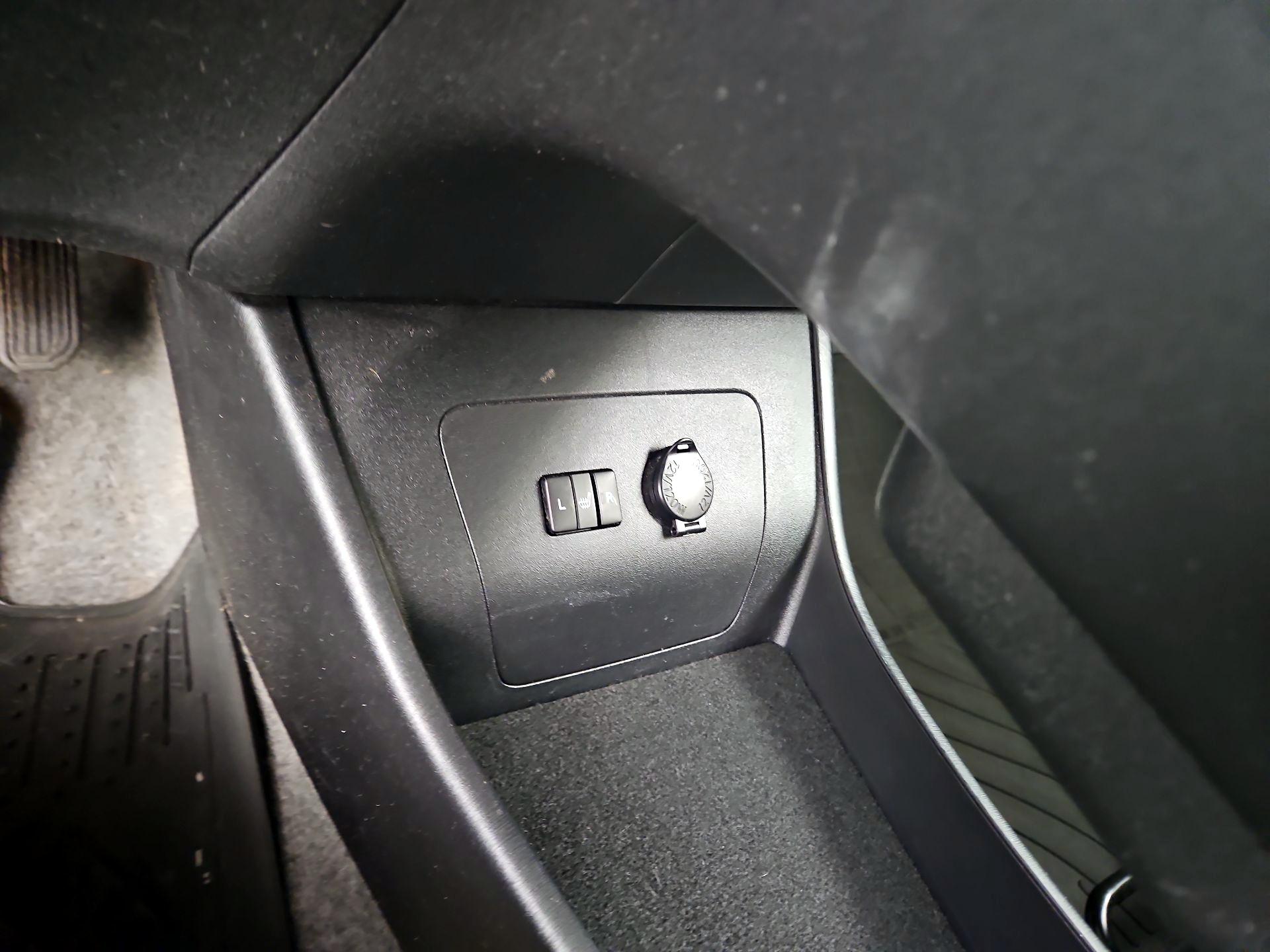 Thumbnail: 2015 Toyota Prius - 18