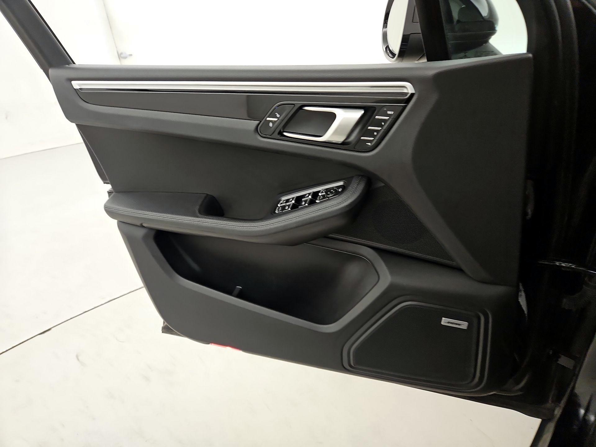 Thumbnail: 2020 Porsche Macan - 12