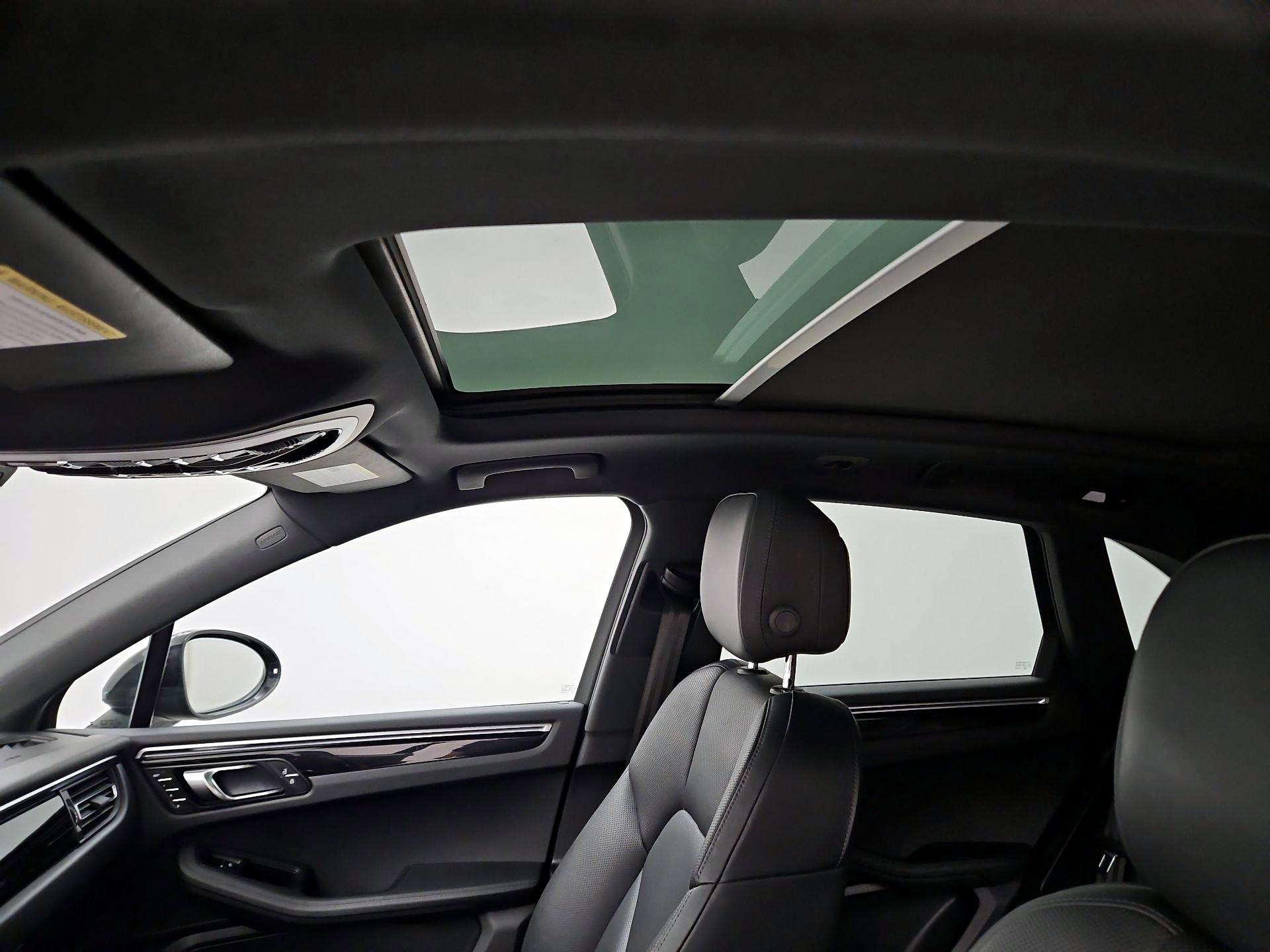 Thumbnail: 2020 Porsche Macan - 20