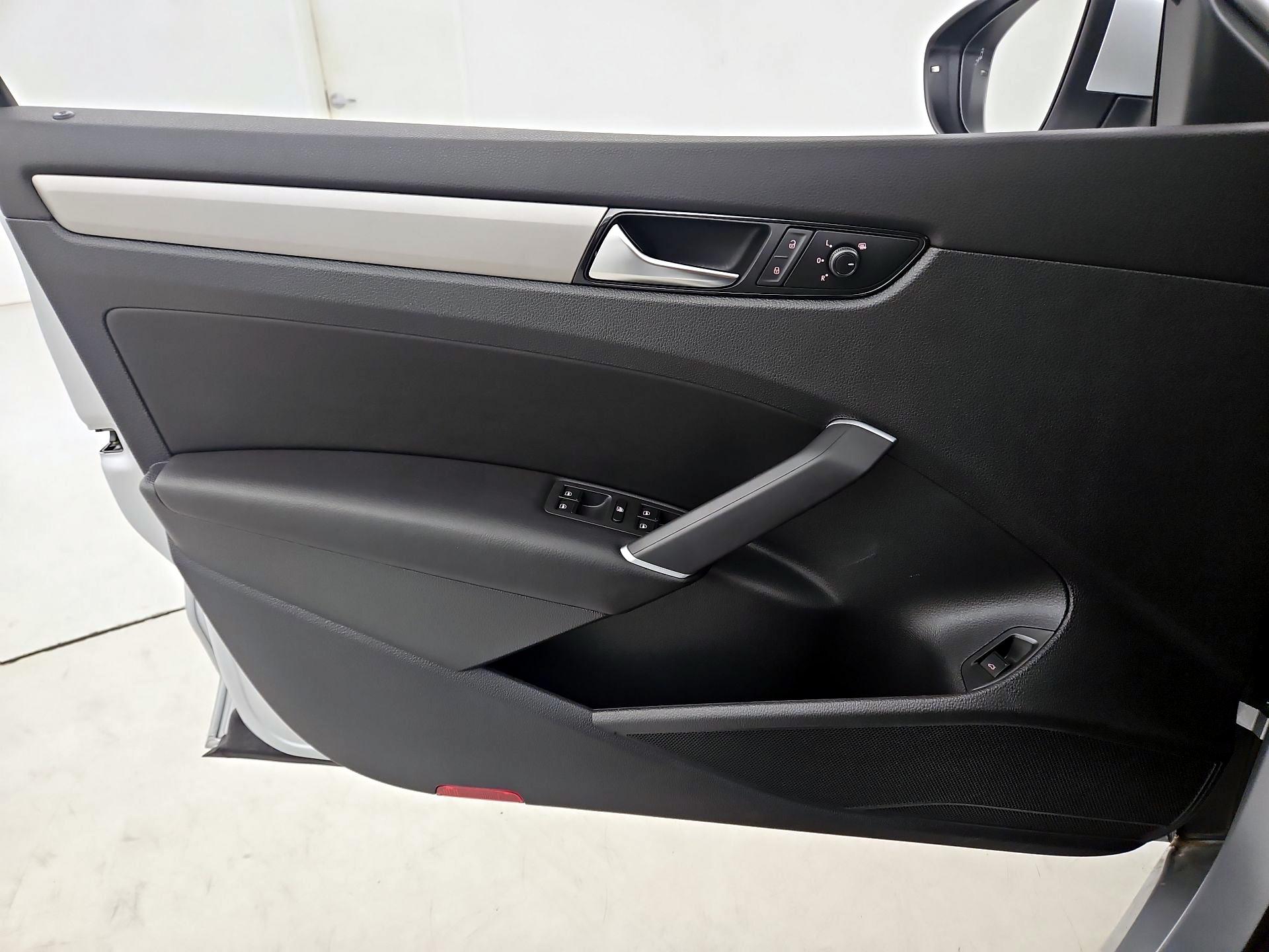 Thumbnail: 2020 Volkswagen Passat - 12