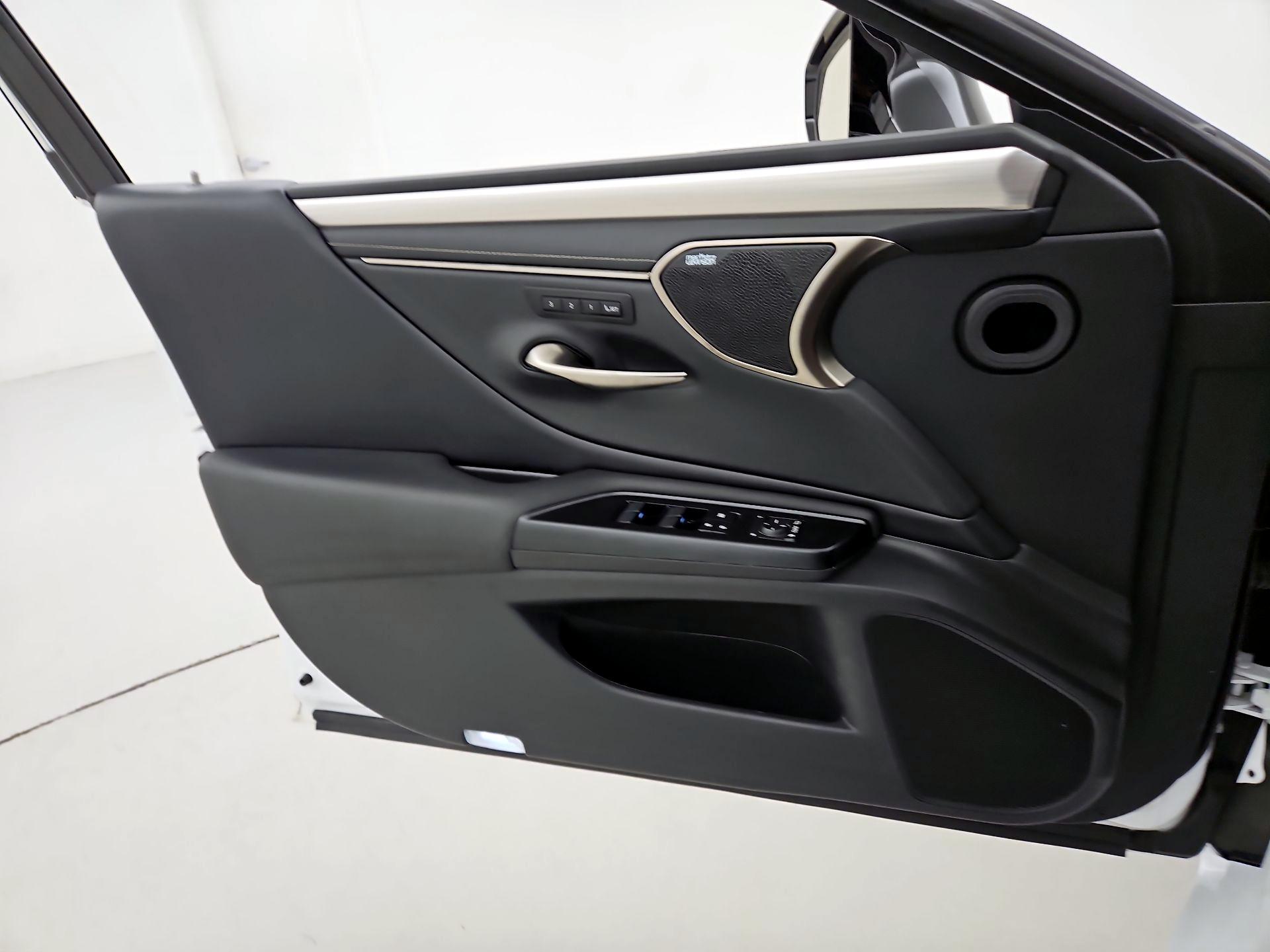 Thumbnail: 2020 Lexus ES - 12