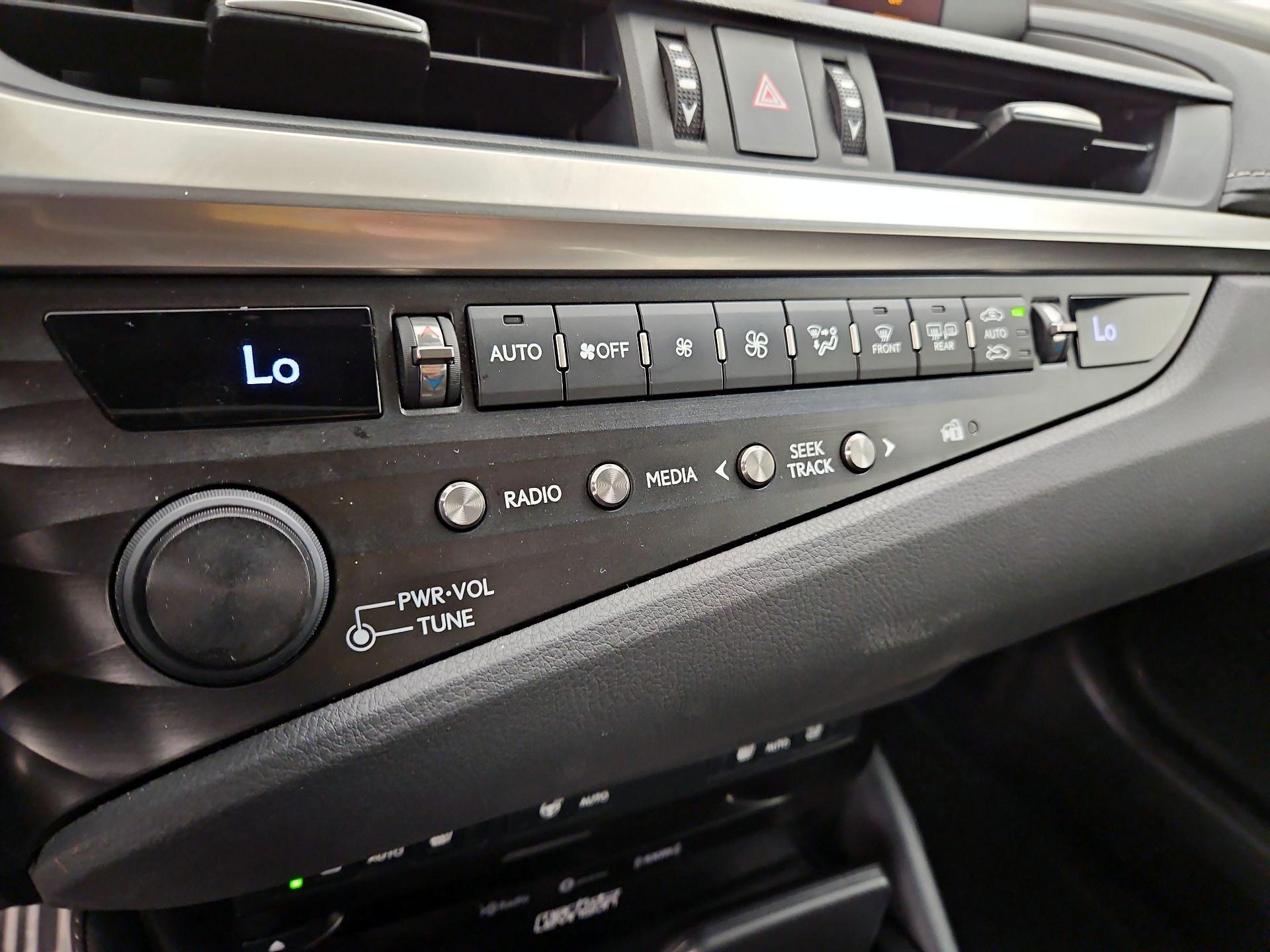Thumbnail: 2020 Lexus ES - 16