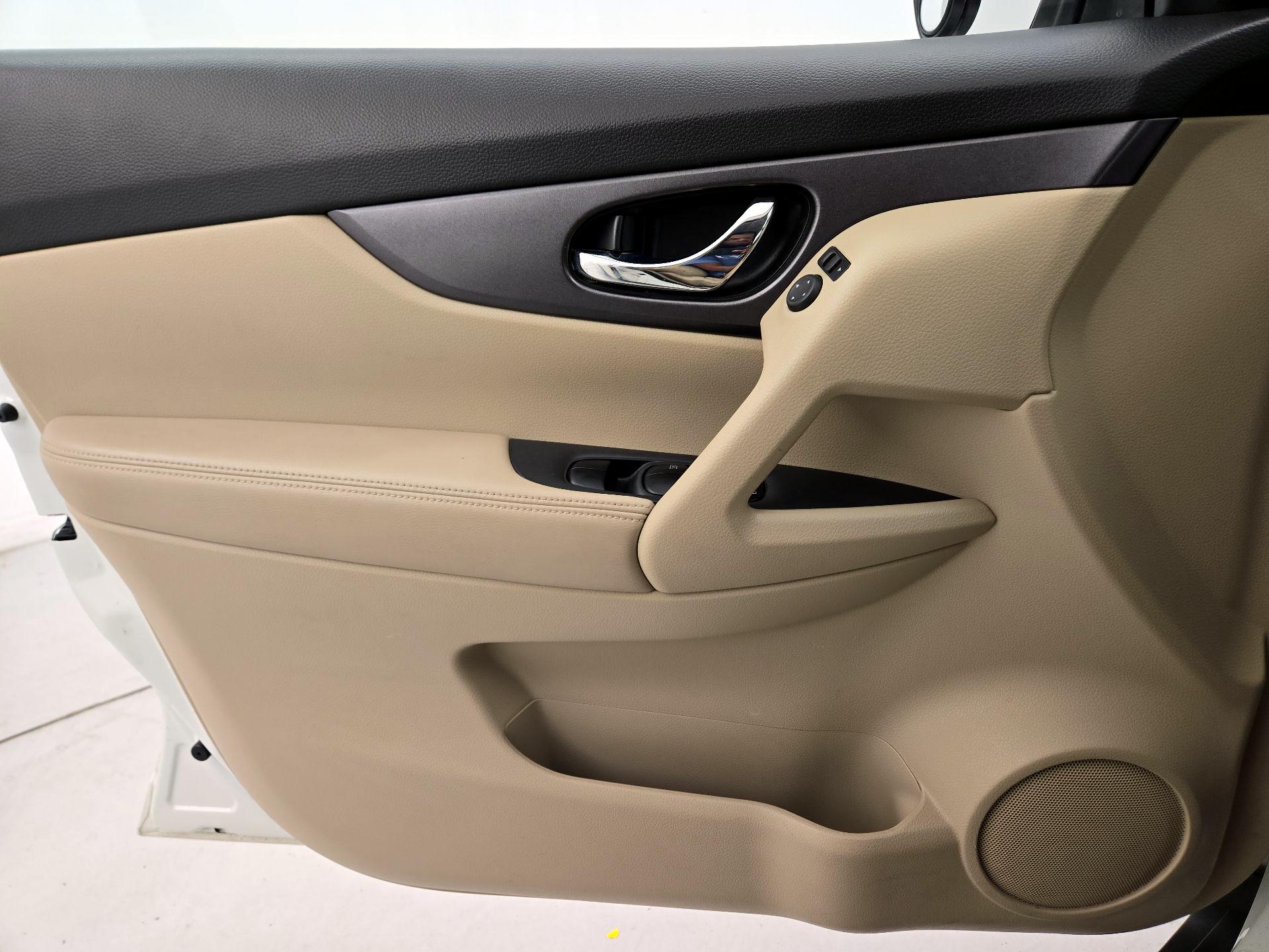 Thumbnail: 2016 Nissan Rogue - 12