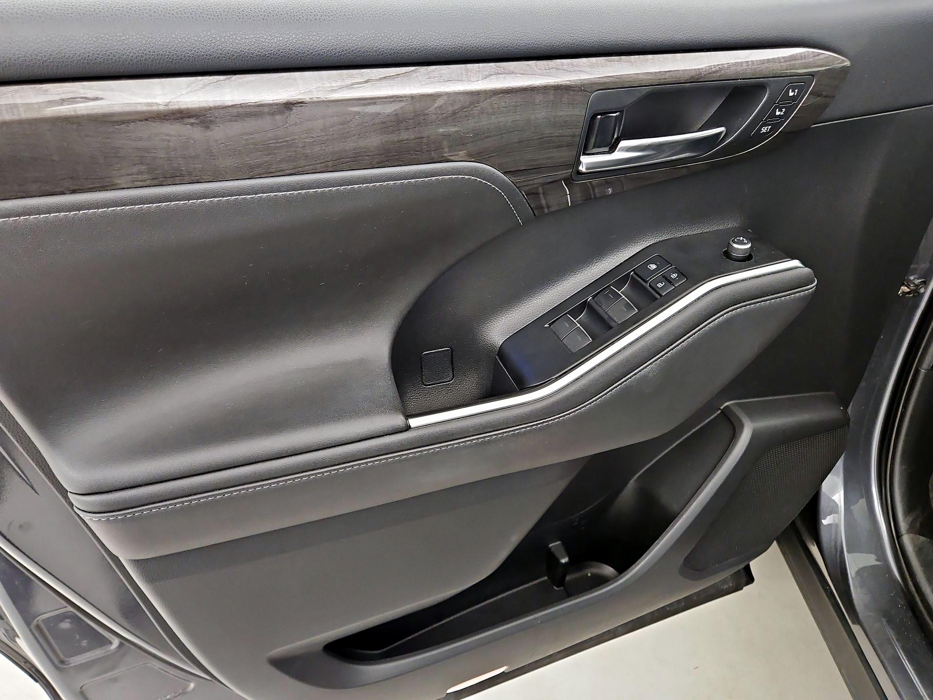 Thumbnail: 2020 Toyota Highlander - 12