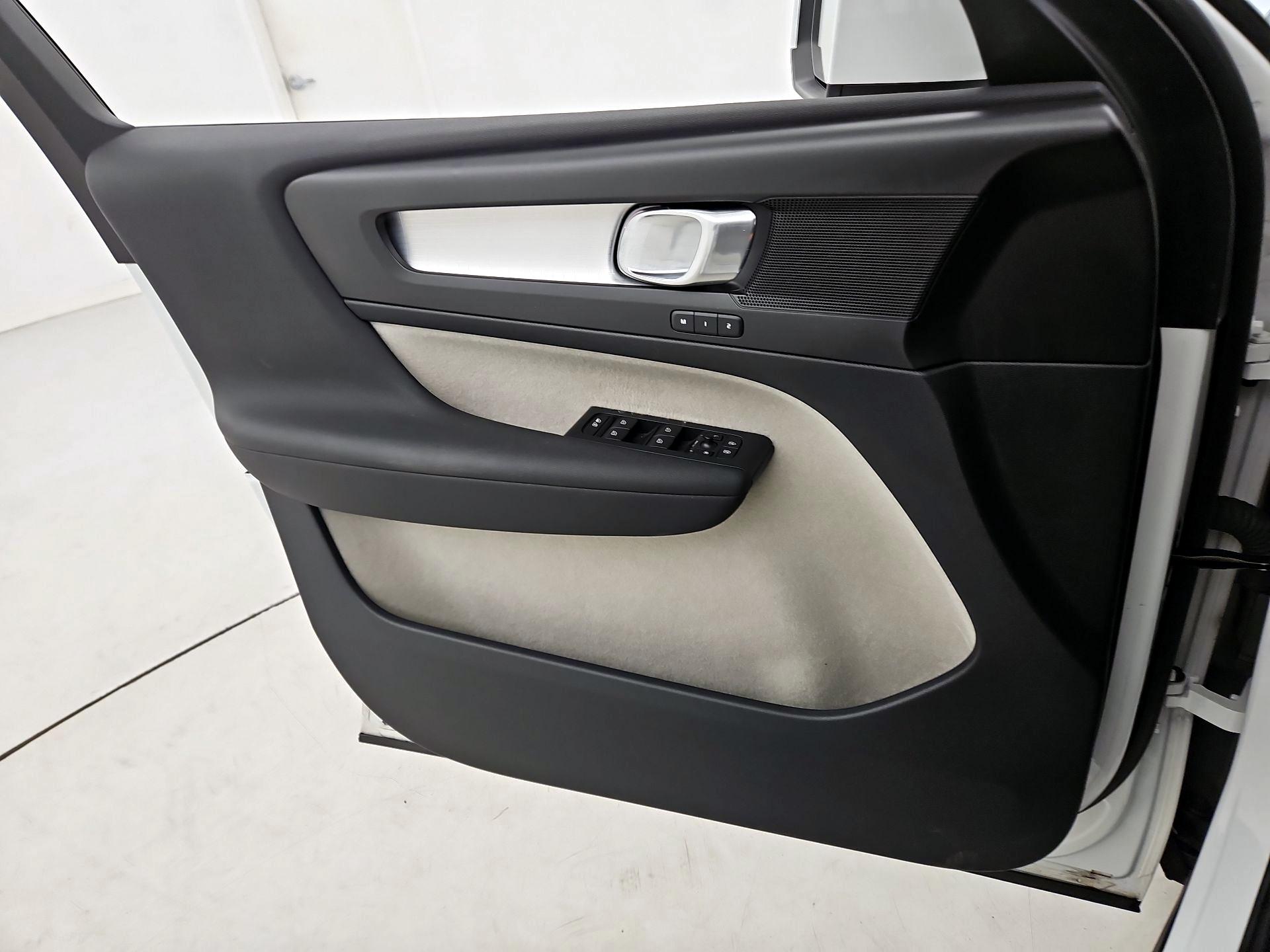 Thumbnail: 2020 Volvo XC40 - 12