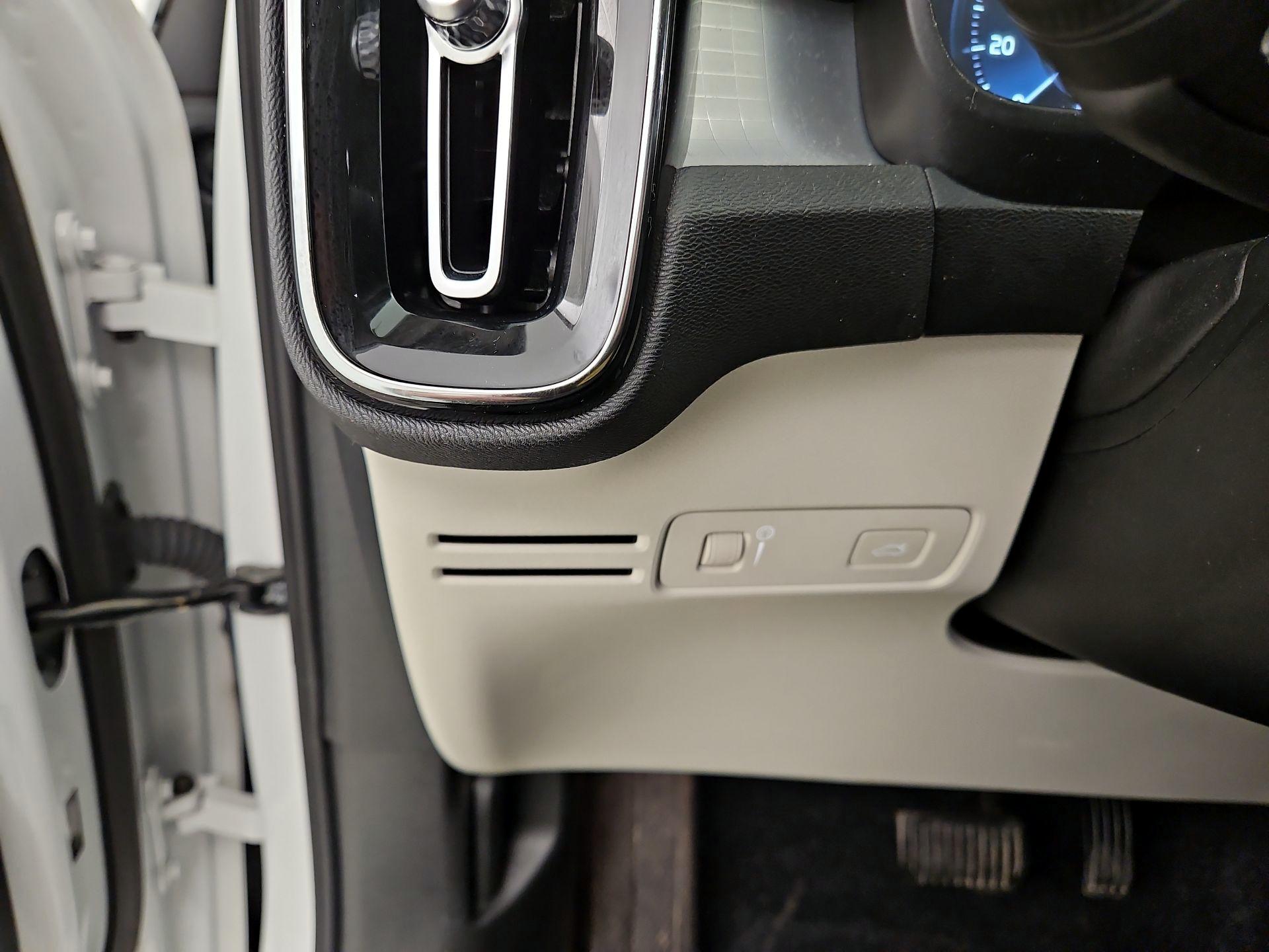Thumbnail: 2020 Volvo XC40 - 13