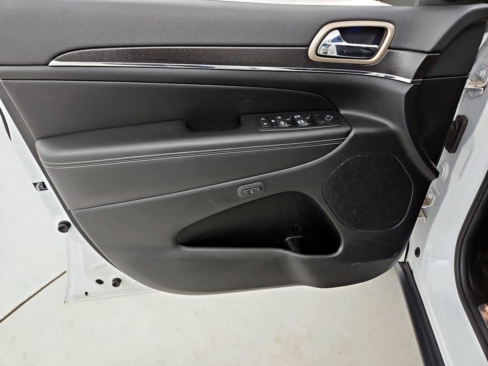 Thumbnail: 2015 Jeep Grand Cherokee - 12