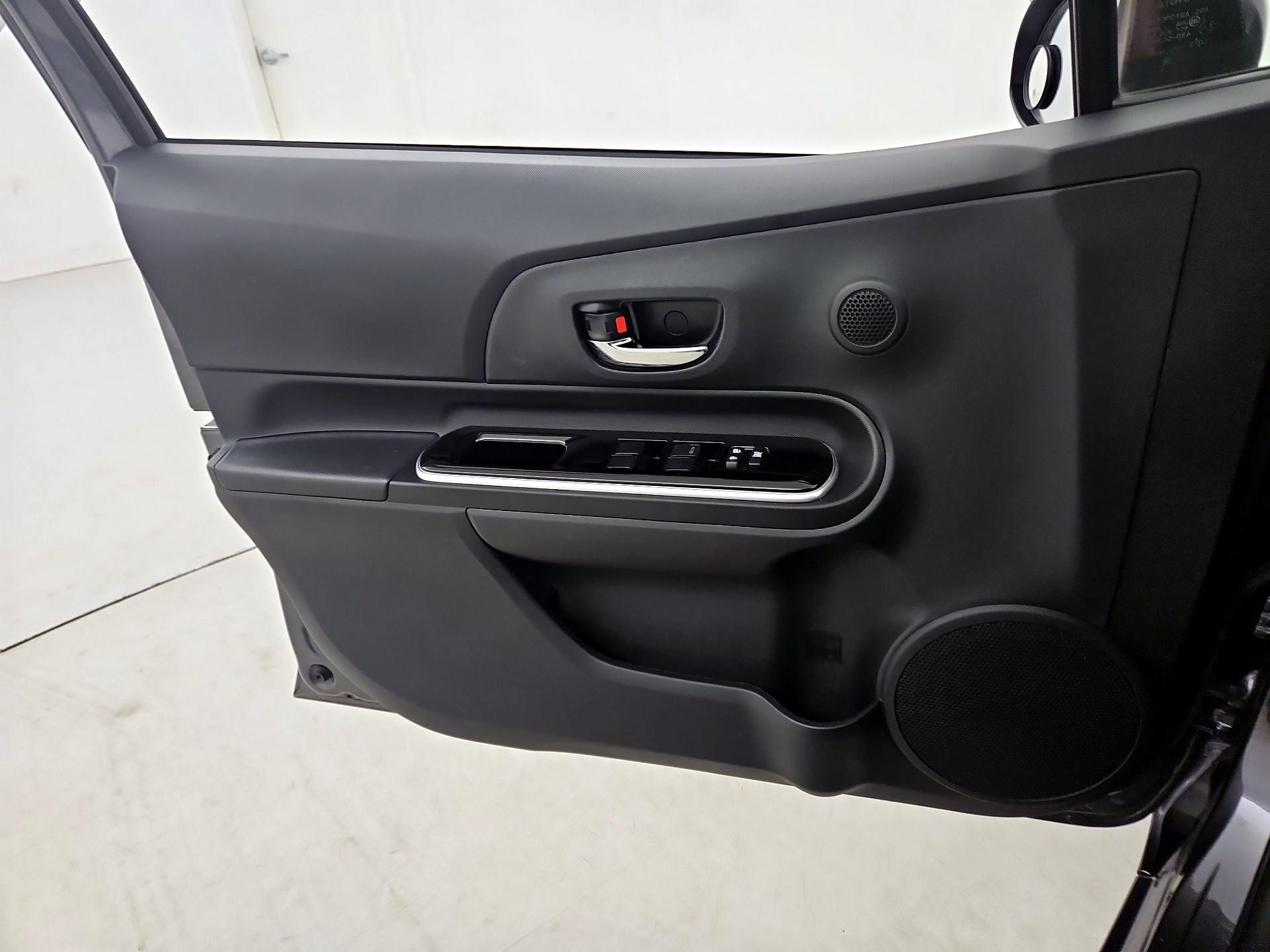 Thumbnail: 2015 Toyota Prius c - 12