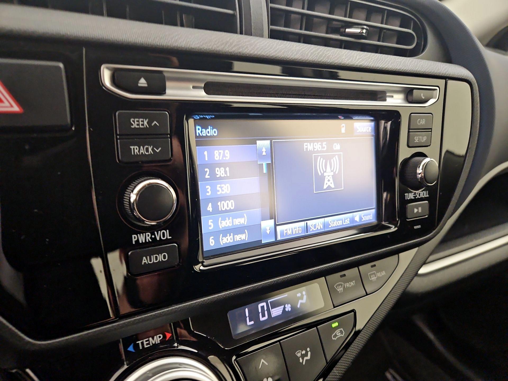 Thumbnail: 2015 Toyota Prius c - 14