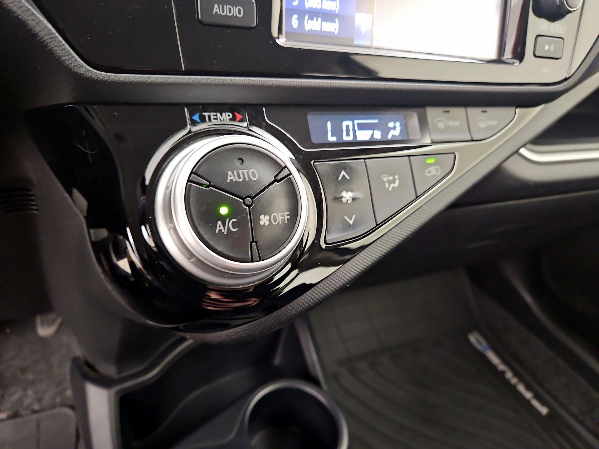Thumbnail: 2015 Toyota Prius c - 15